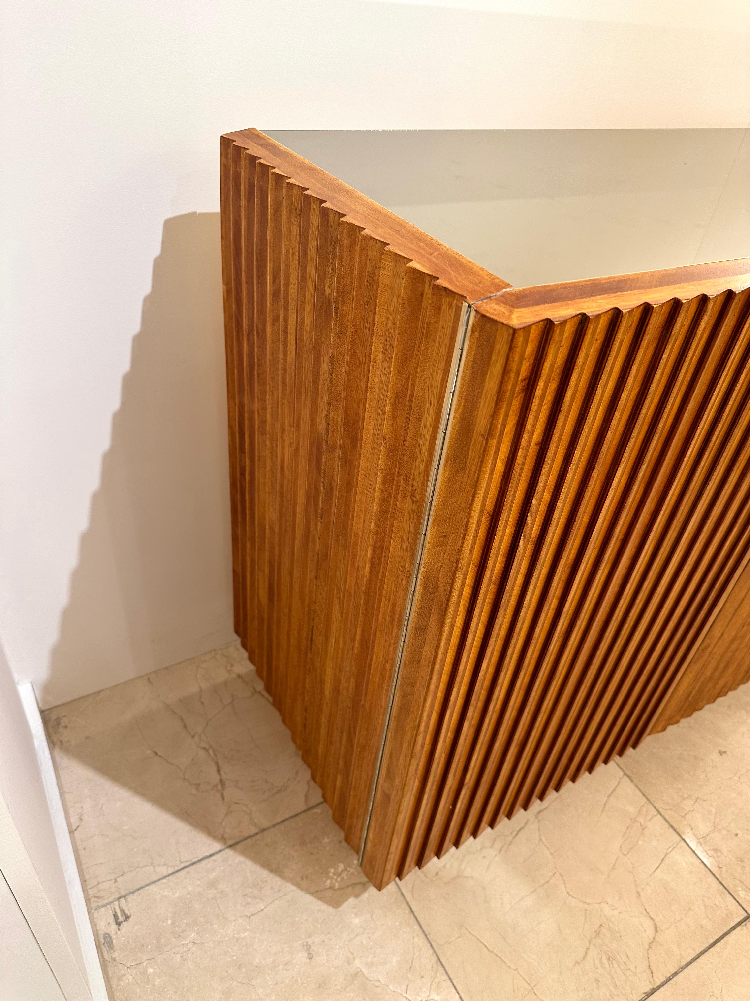 Paire de buffets-miroirs contemporains en Wood Plissé Brass, Italie en vente 3