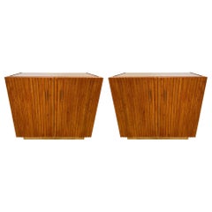 Zeitgenössisches Paar Holz-Plissé-Messing-Spiegel-Büffetschränke, Italien
