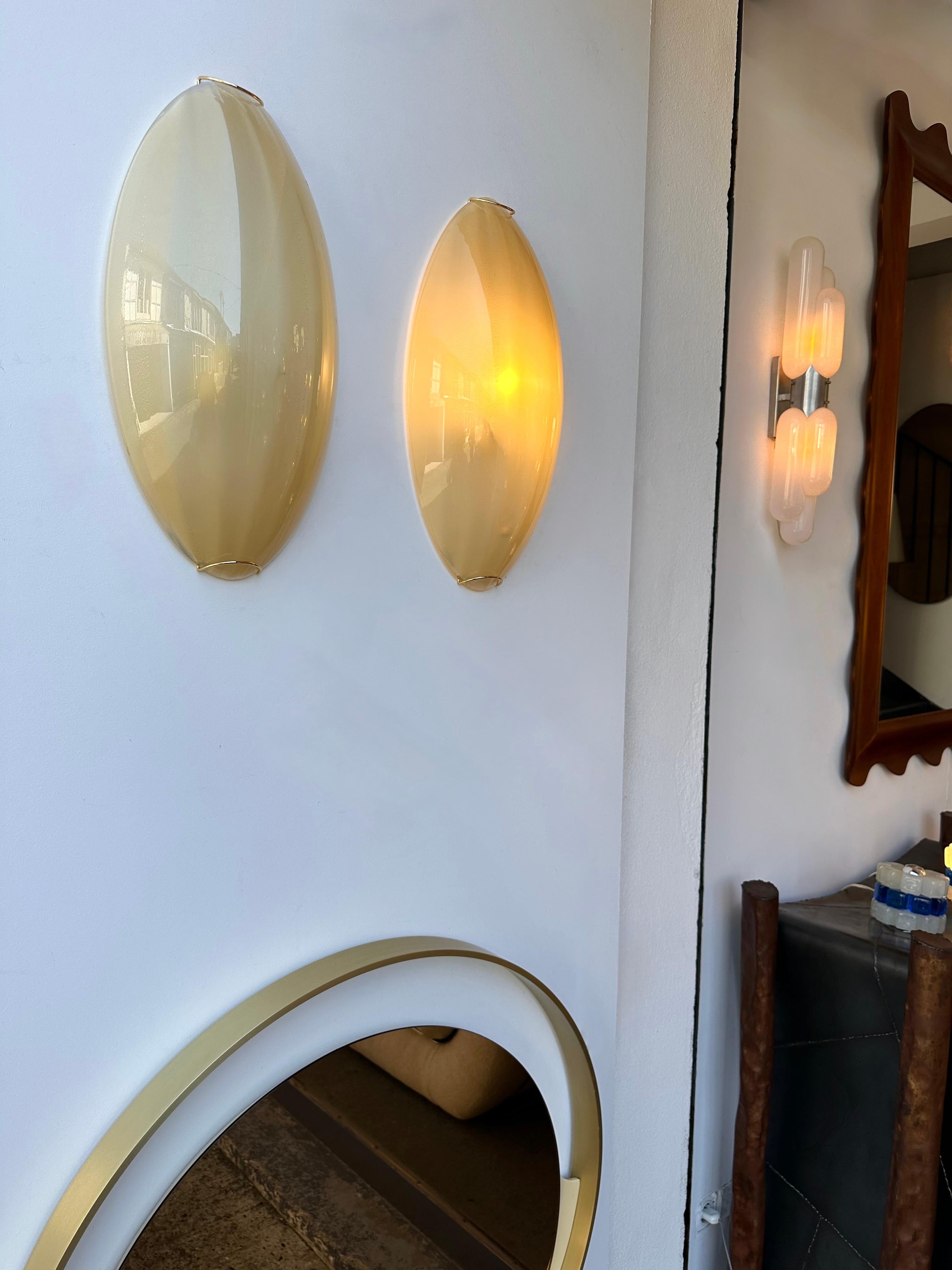 Paire d'appliques contemporaines en verre de Murano et laiton à feuilles d'or jaune, Italie en vente 3