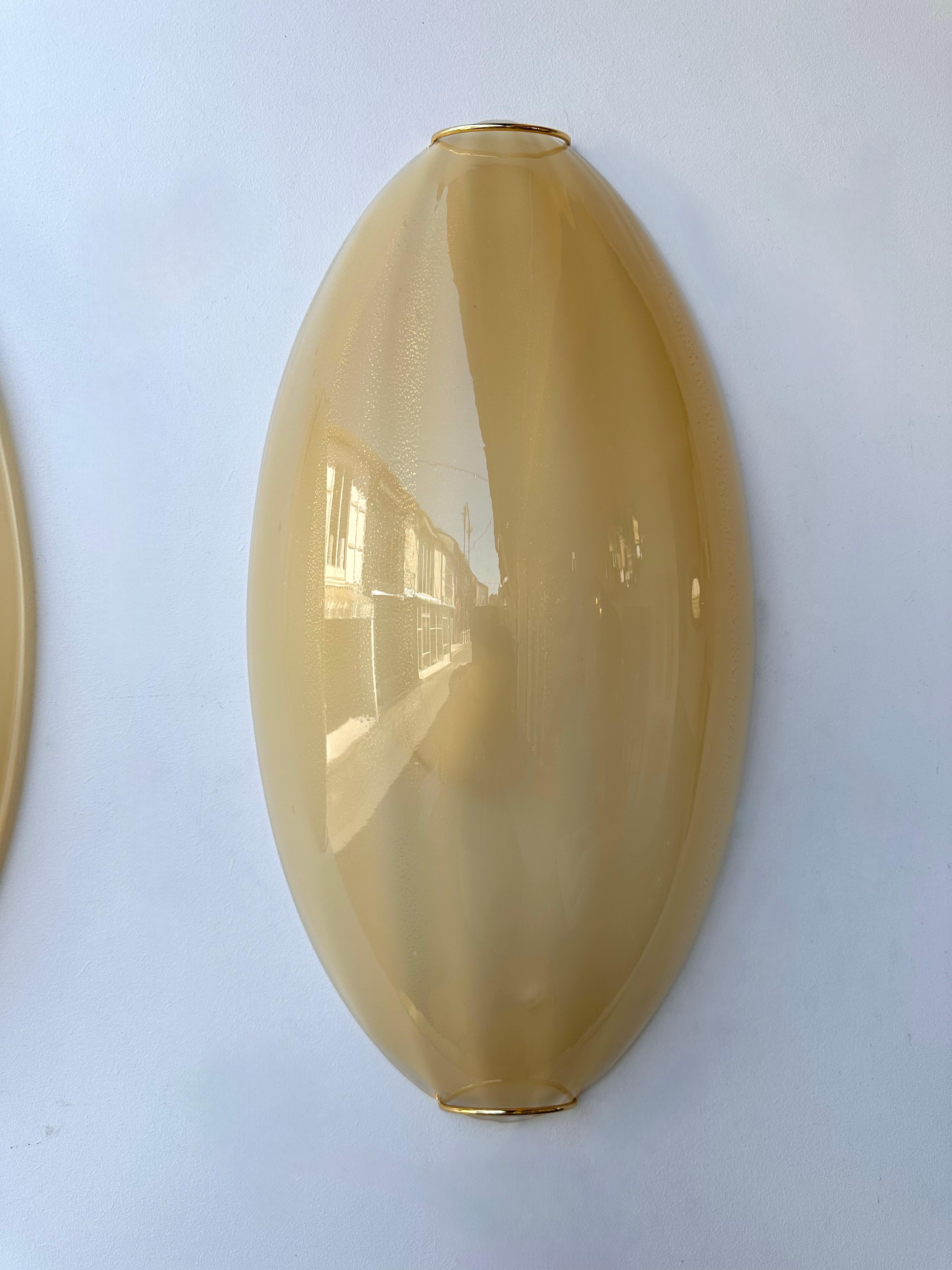 Mid-Century Modern Paire d'appliques contemporaines en verre de Murano et laiton à feuilles d'or jaune, Italie en vente