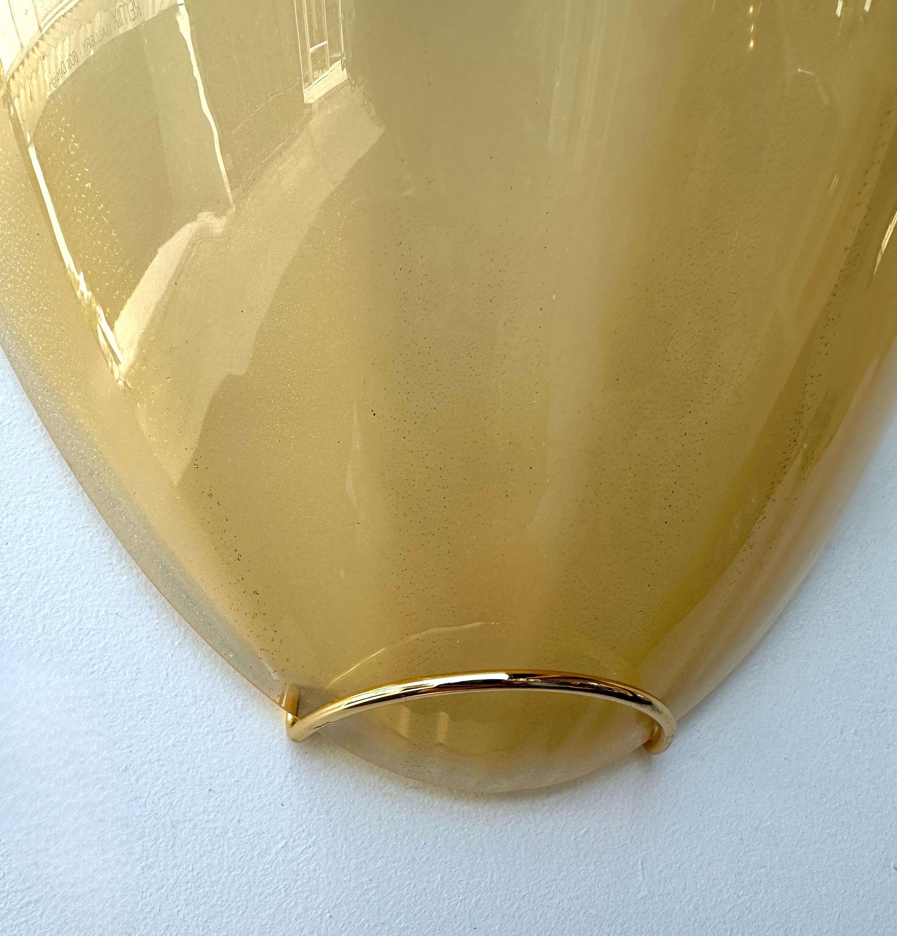 italien Paire d'appliques contemporaines en verre de Murano et laiton à feuilles d'or jaune, Italie en vente
