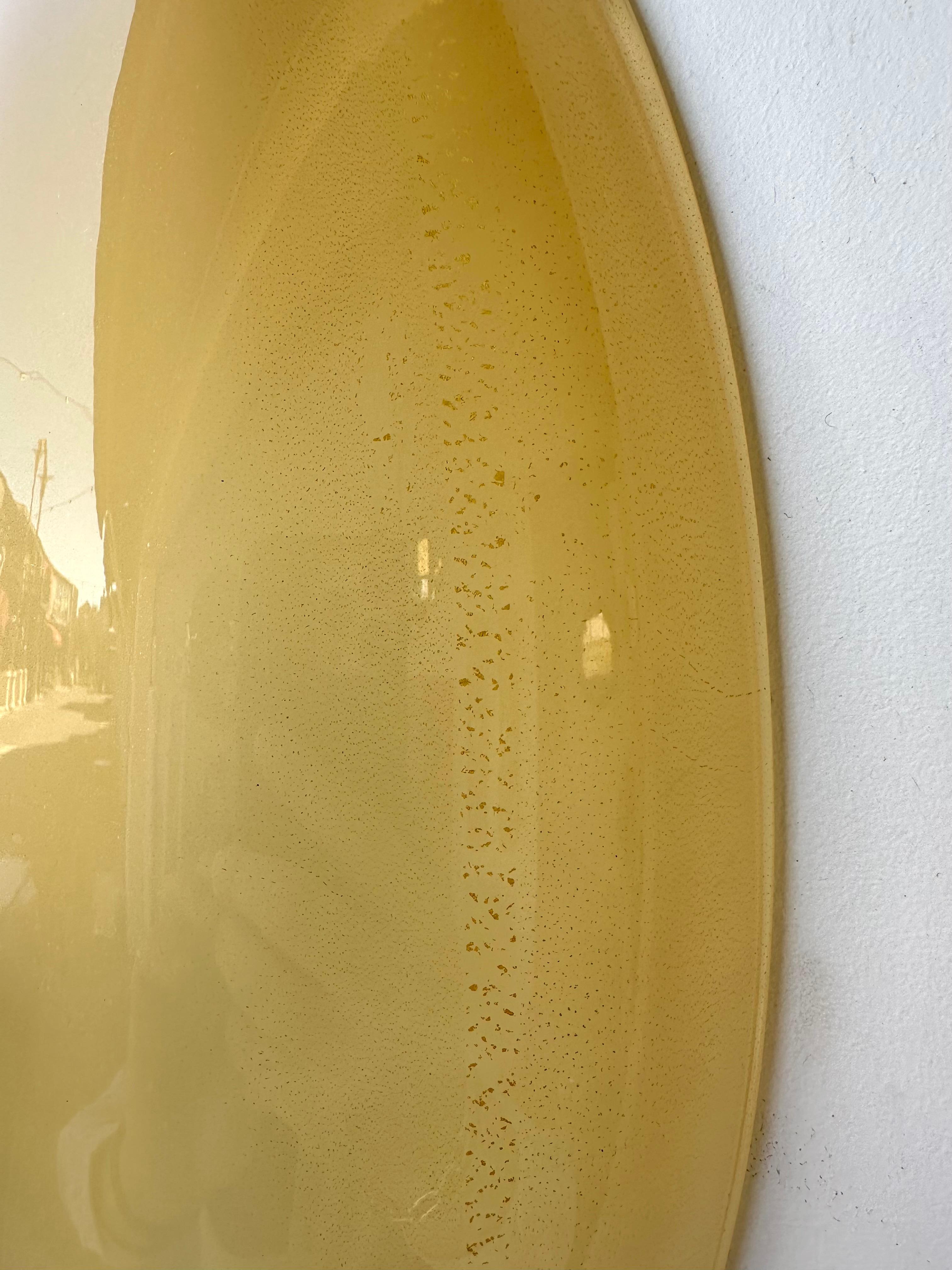 Paire d'appliques contemporaines en verre de Murano et laiton à feuilles d'or jaune, Italie Bon état - En vente à SAINT-OUEN, FR