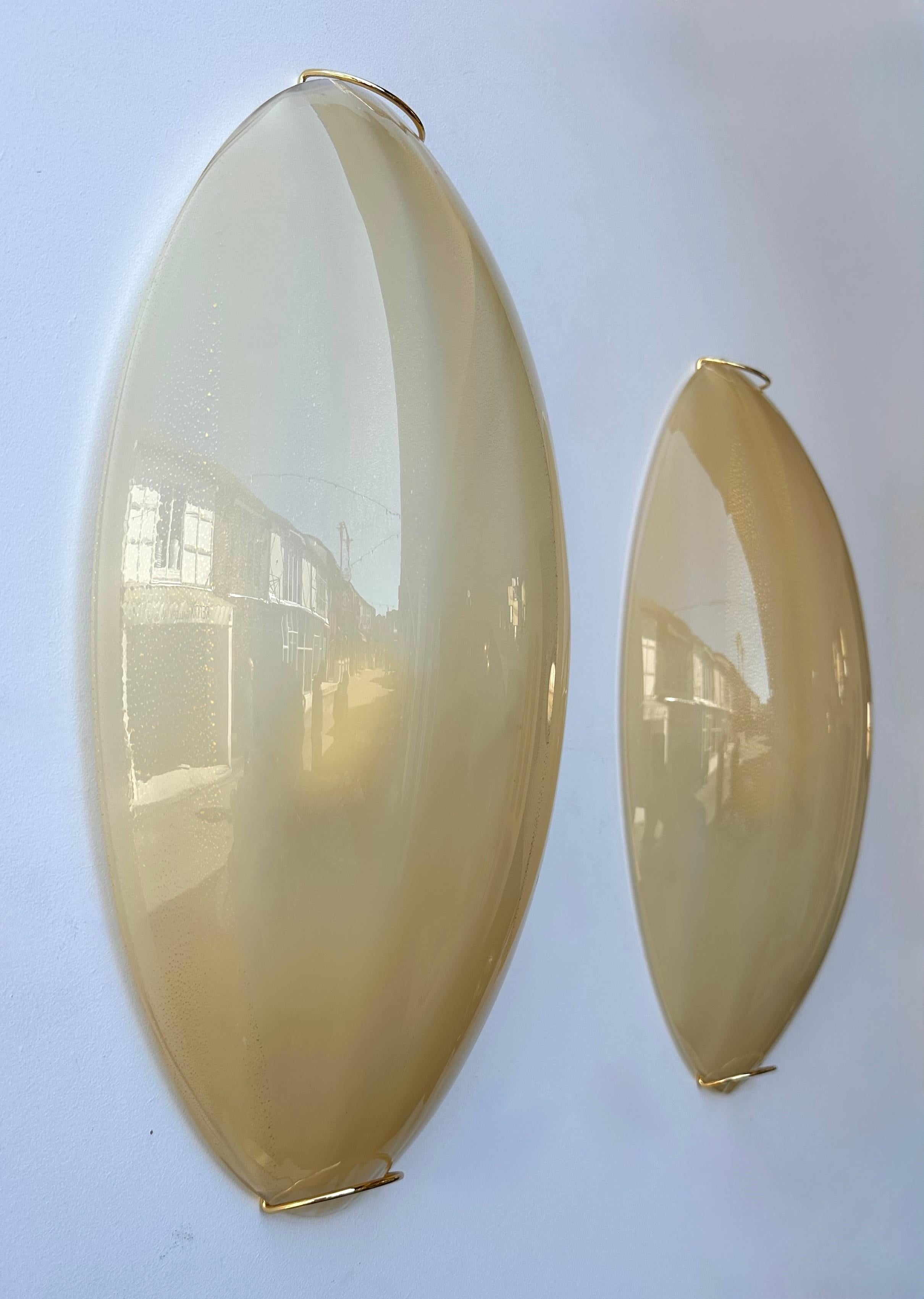 XXIe siècle et contemporain Paire d'appliques contemporaines en verre de Murano et laiton à feuilles d'or jaune, Italie en vente