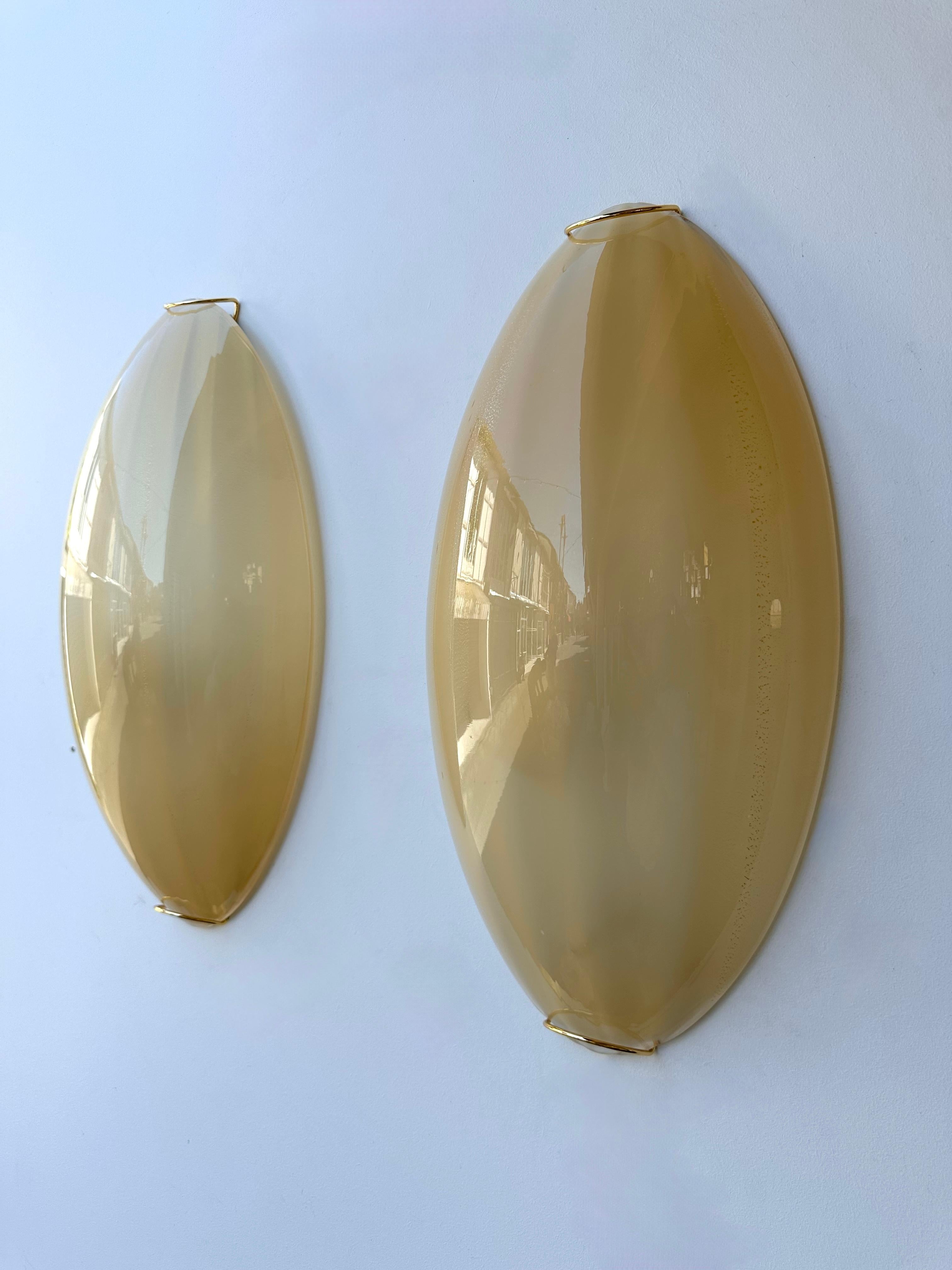 Laiton Paire d'appliques contemporaines en verre de Murano et laiton à feuilles d'or jaune, Italie en vente