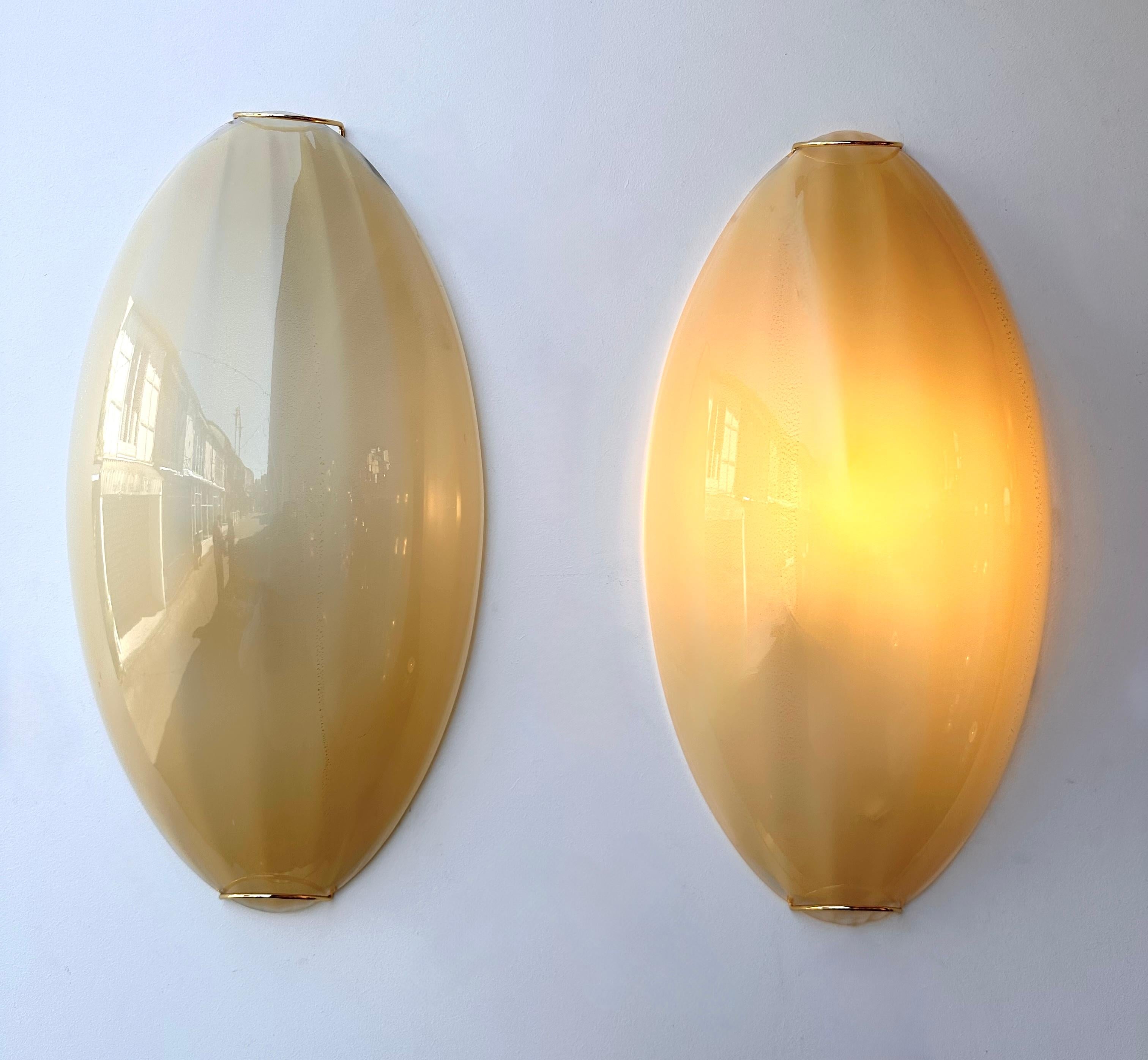 Paire d'appliques contemporaines en verre de Murano et laiton à feuilles d'or jaune, Italie en vente 2