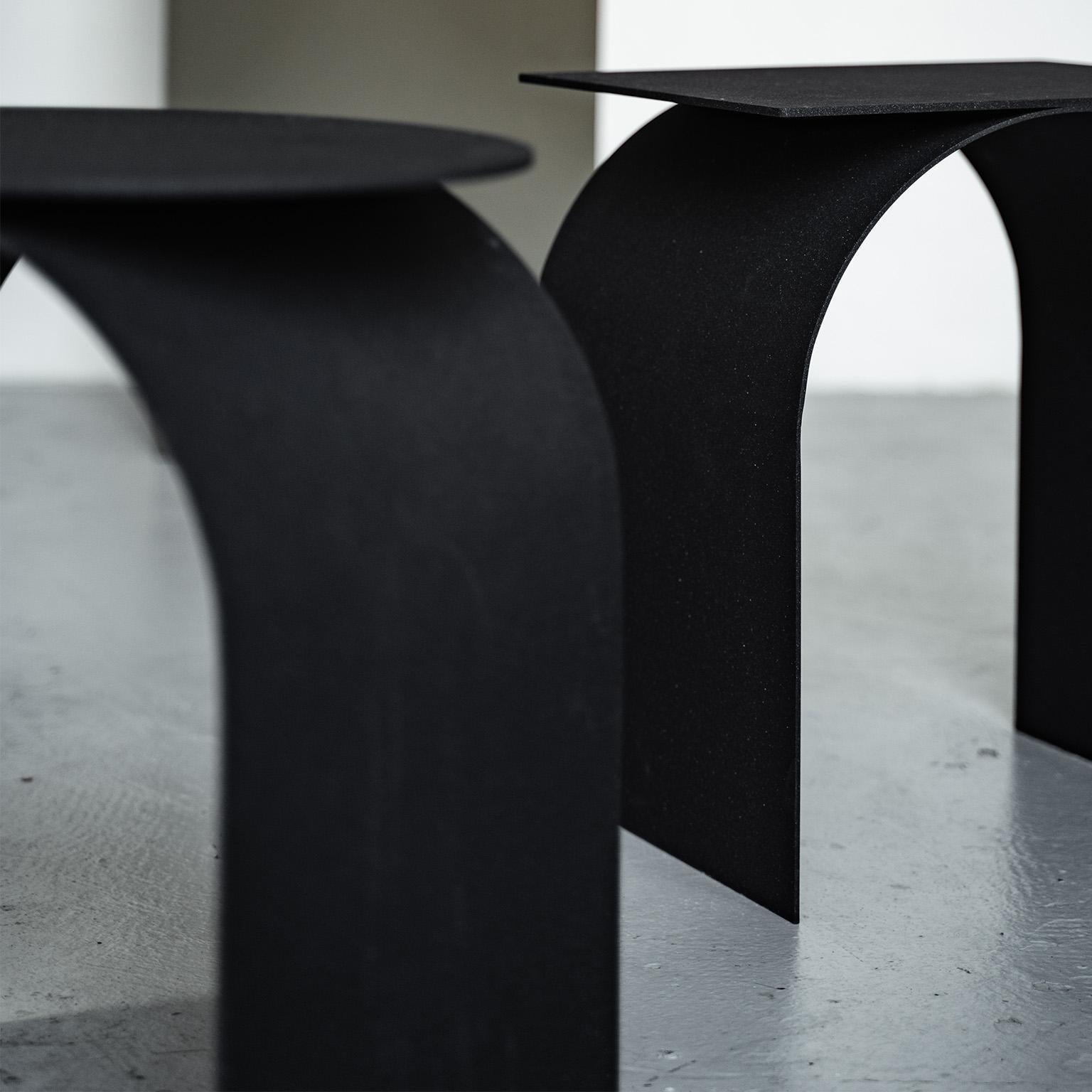 Table d'appoint contemporaine en métal Palladium par Spinzi en noir mat avec plateau carré. en vente 3