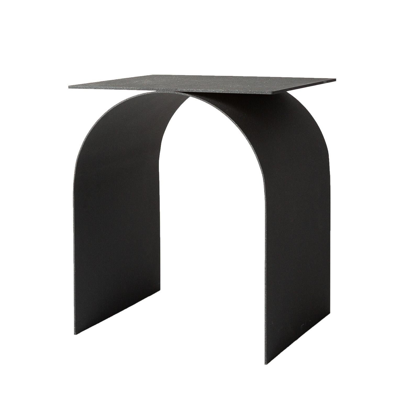 Table d'appoint contemporaine en métal Palladium par Spinzi en noir mat avec plateau carré. en vente 6