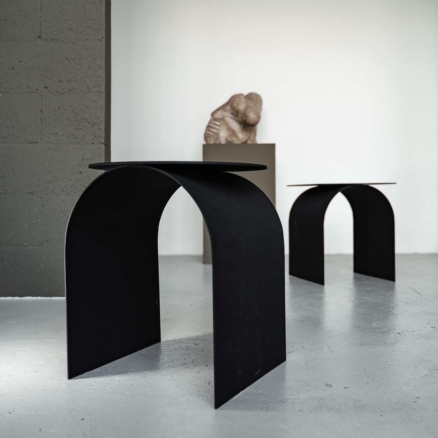 italien Table d'appoint contemporaine en métal Palladium par Spinzi en noir mat avec plateau carré. en vente