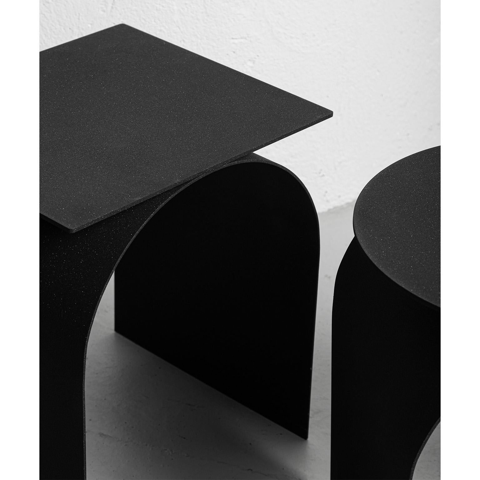 Poudré Table d'appoint contemporaine en métal Palladium par Spinzi en noir mat avec plateau carré. en vente