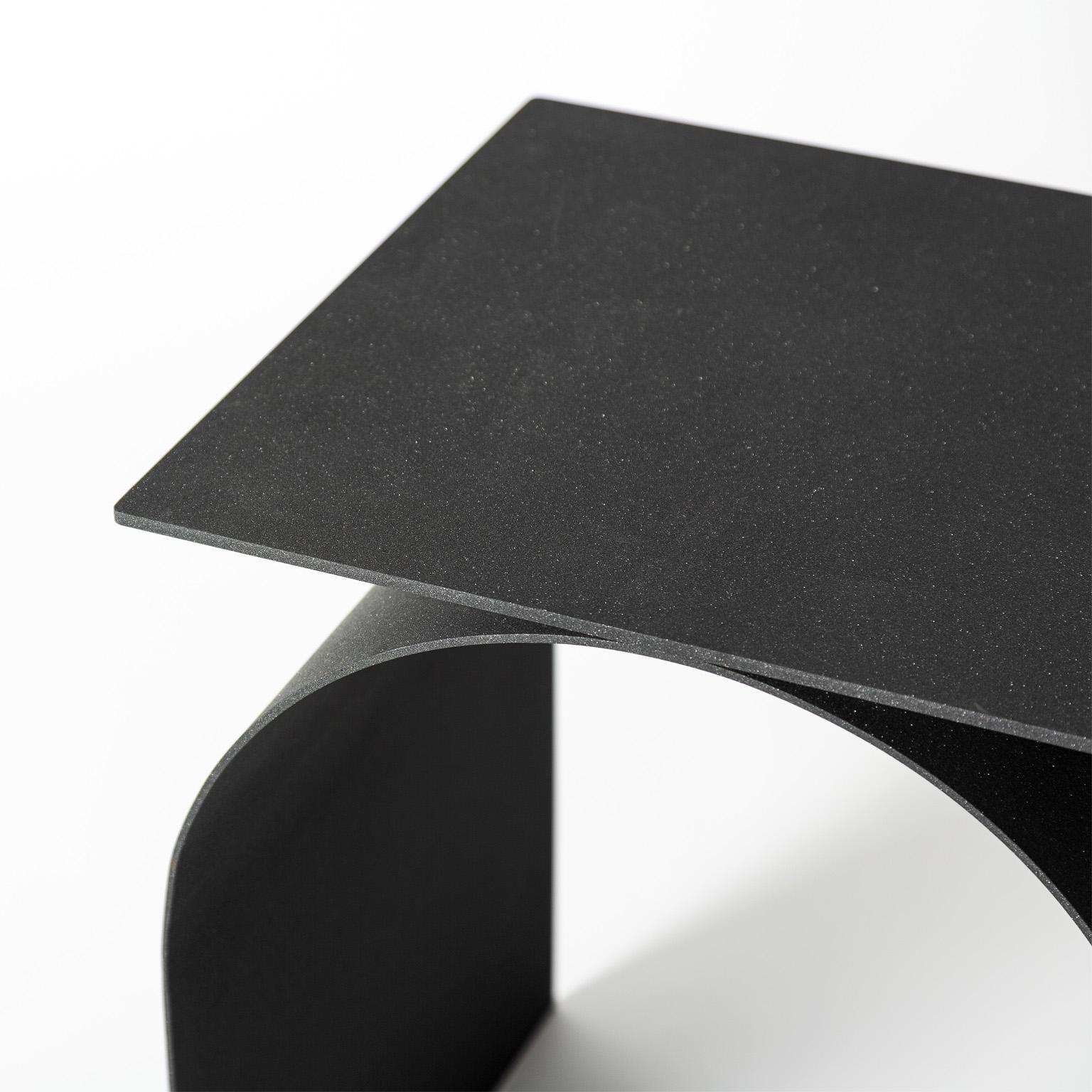 Table d'appoint contemporaine en métal Palladium par Spinzi en noir mat avec plateau carré. Excellent état - En vente à Milano, IT