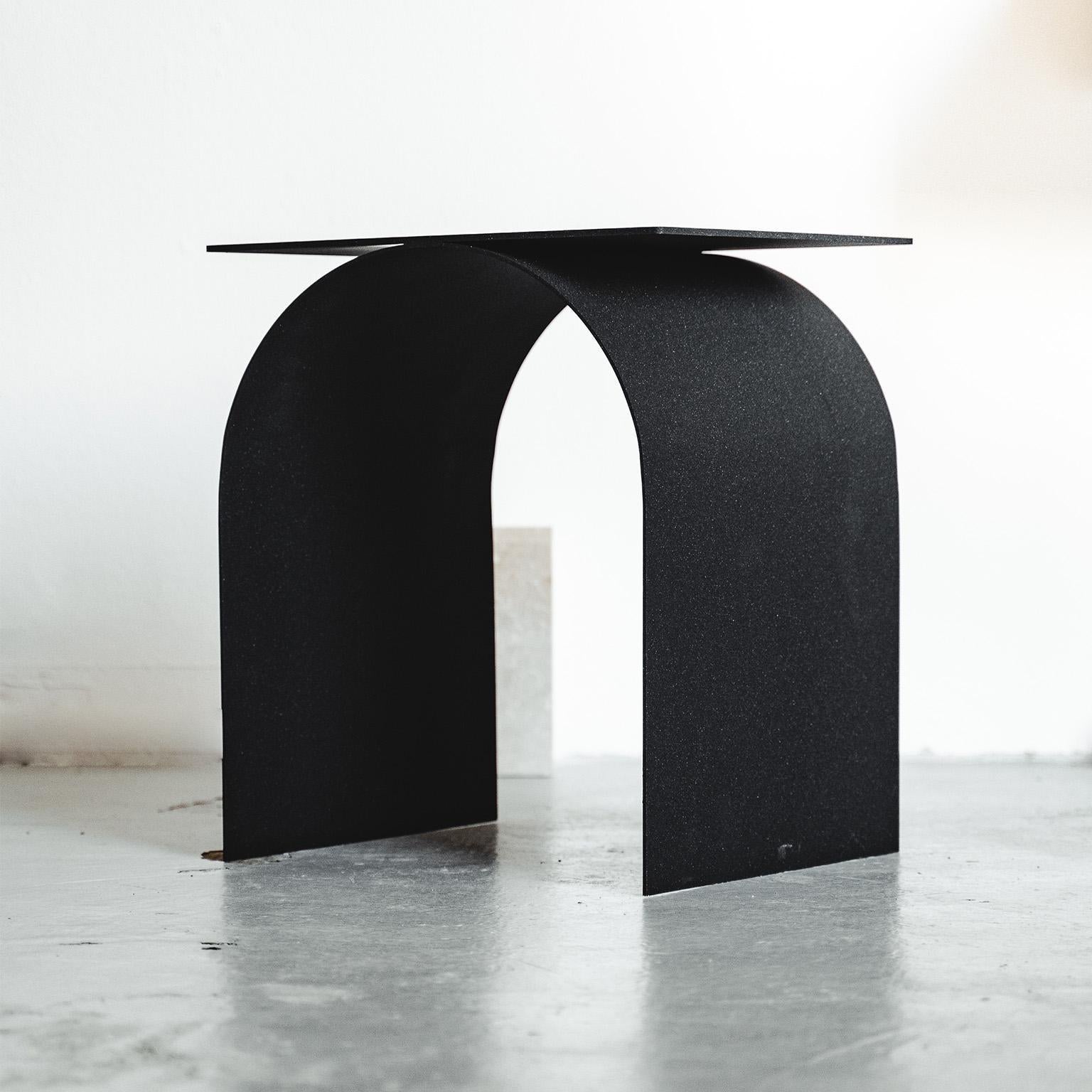 XXIe siècle et contemporain Table d'appoint contemporaine en métal Palladium par Spinzi en noir mat avec plateau carré. en vente