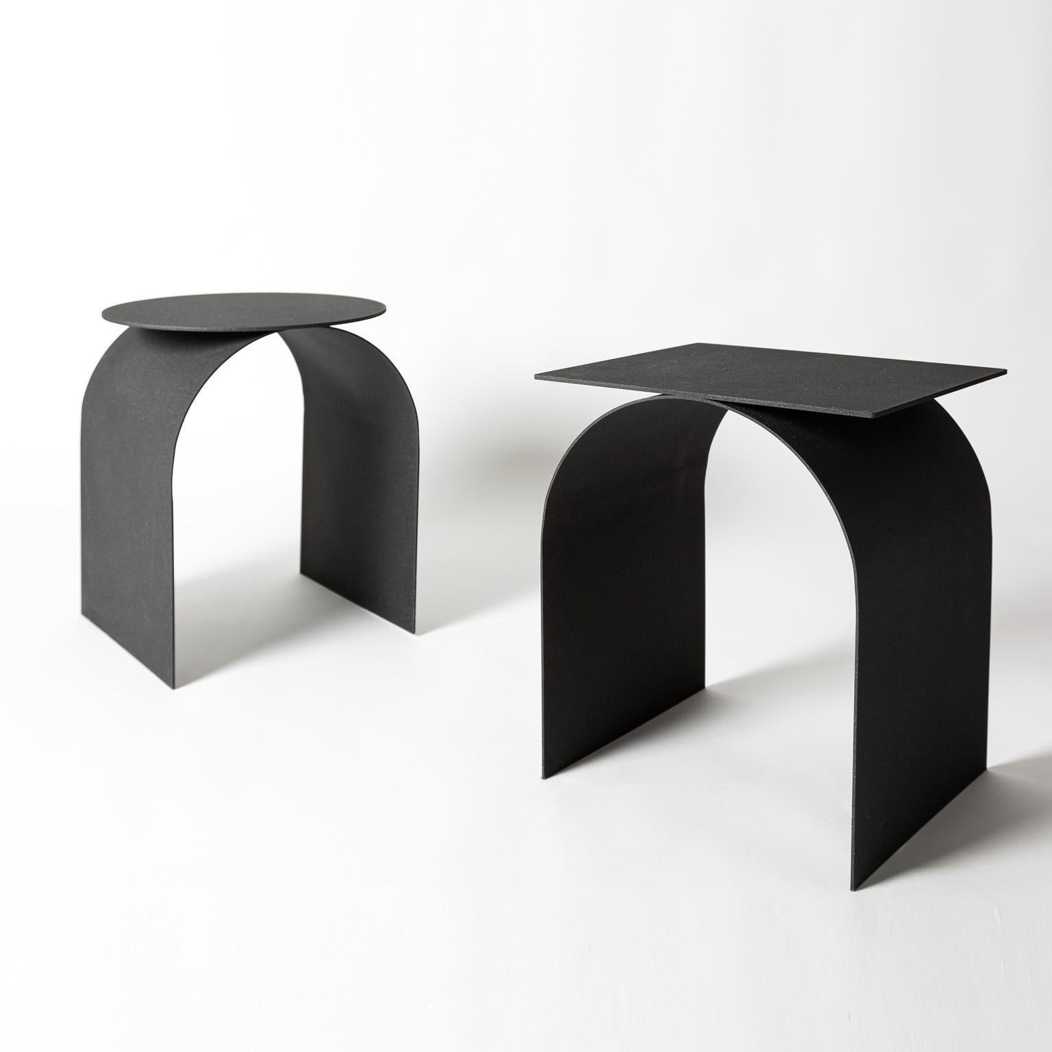 Acier Table d'appoint contemporaine en métal Palladium par Spinzi en noir mat avec plateau carré. en vente