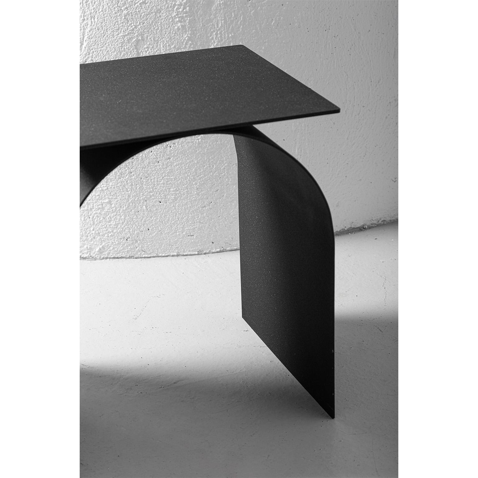 Table d'appoint contemporaine en métal Palladium par Spinzi en noir mat avec plateau carré. en vente 1