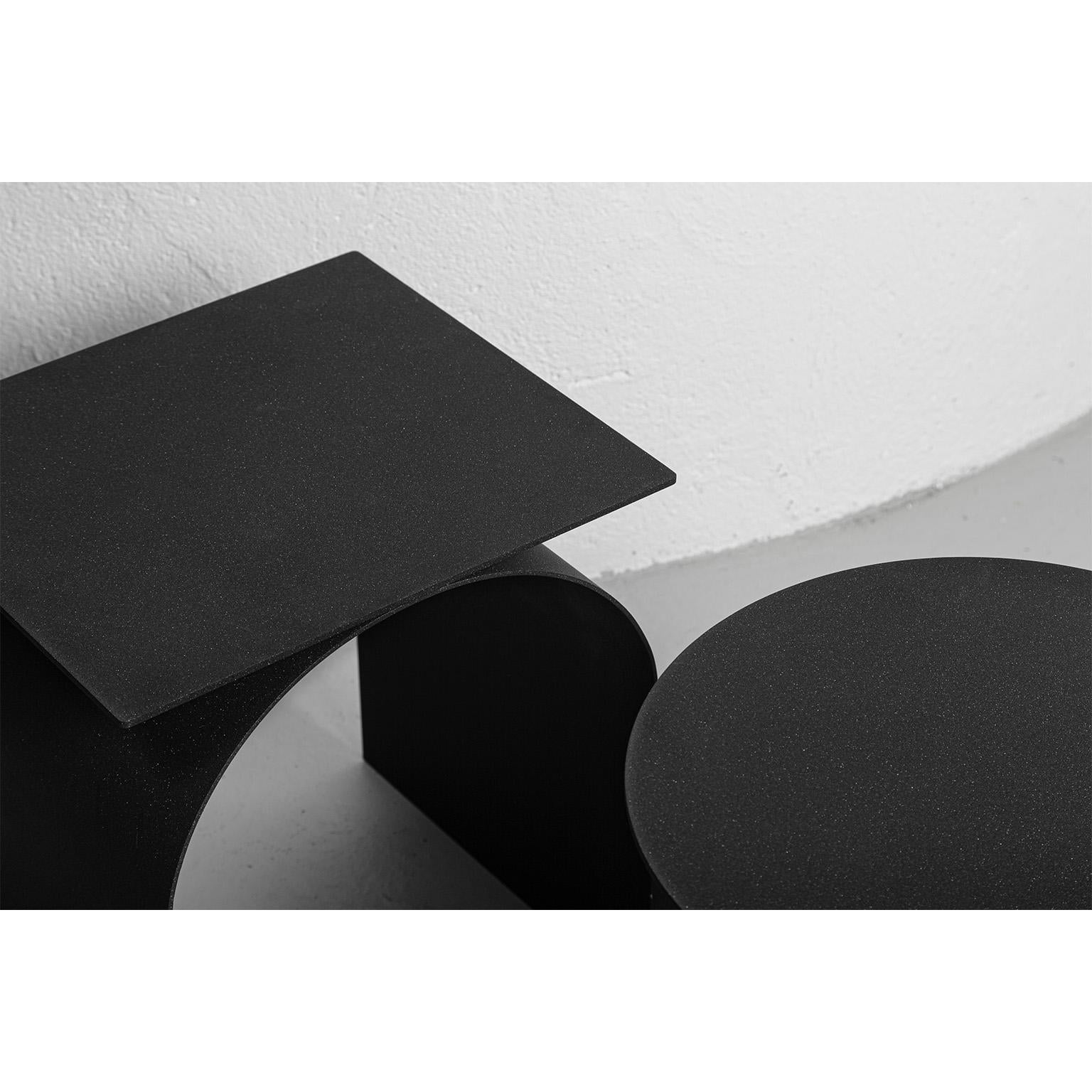 Table d'appoint contemporaine en métal Palladium par Spinzi en noir mat avec plateau carré. en vente 2