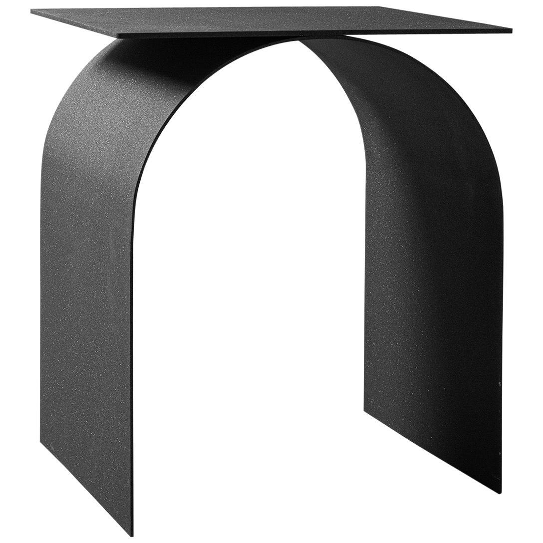 Table d'appoint contemporaine en métal Palladium par Spinzi en noir mat avec plateau carré. en vente