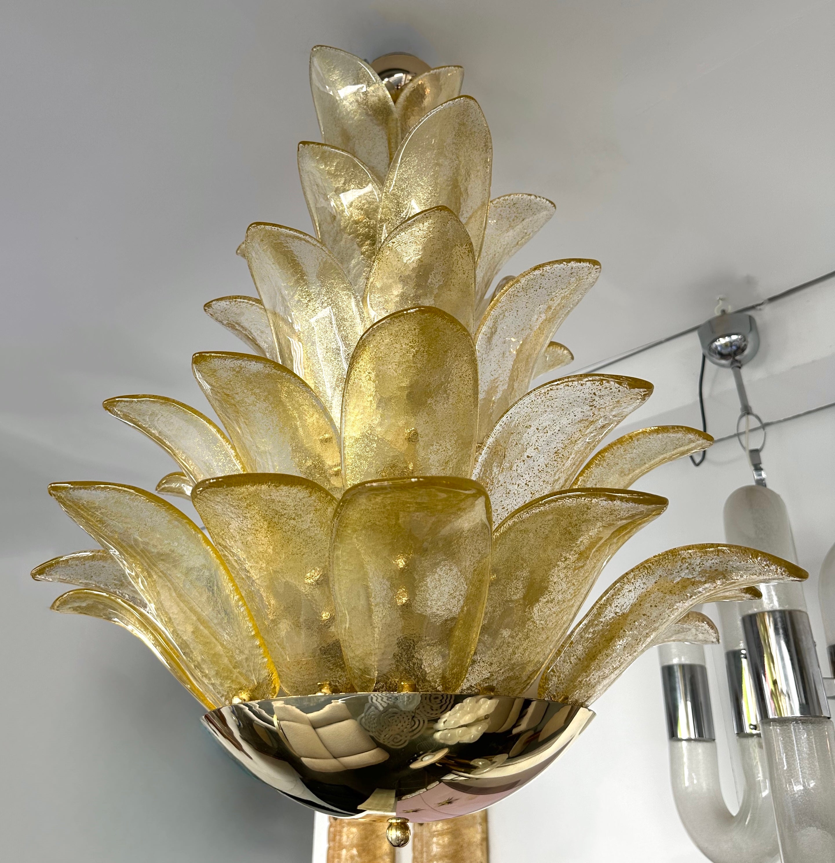 Lustre plafonnier lampe à suspension encastrée en laiton et or Murano palmier en verre. Travail contemporain d'un petit atelier artisanal italien. Imperfections mineures dues au travail artisanal fait à la main. Dans l'ambiance du Mid-Century Modern