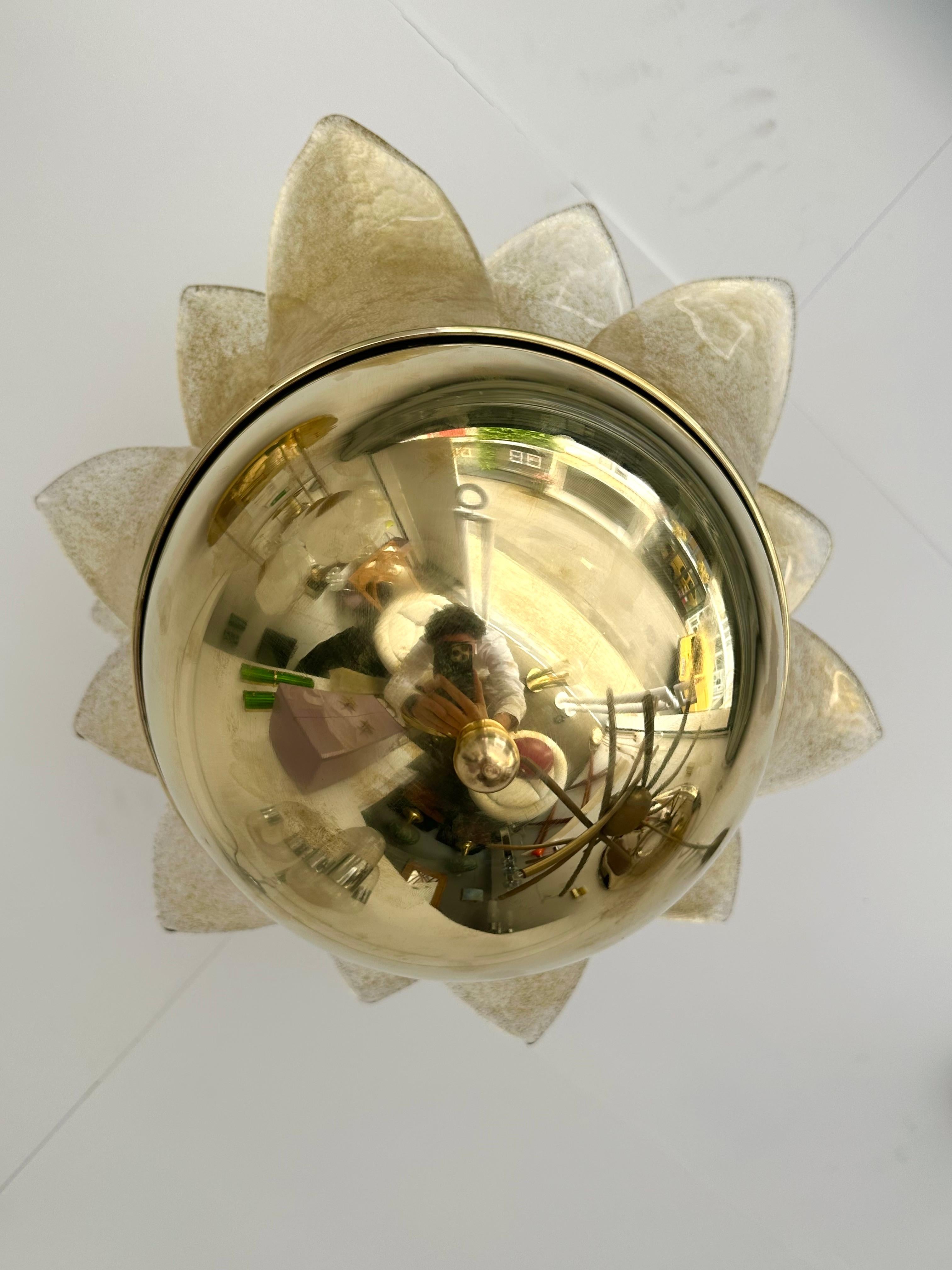 Lustre plafonnier lampe à éclaire encastré en laiton et or Murano palmier en verre. Travail contemporain d'un petit atelier artisanal italien. Dans l'ambiance du Mid-Century Modern Space Age Hollywood Regency Palm Tree Jansen, Venini, Aldo Carlo