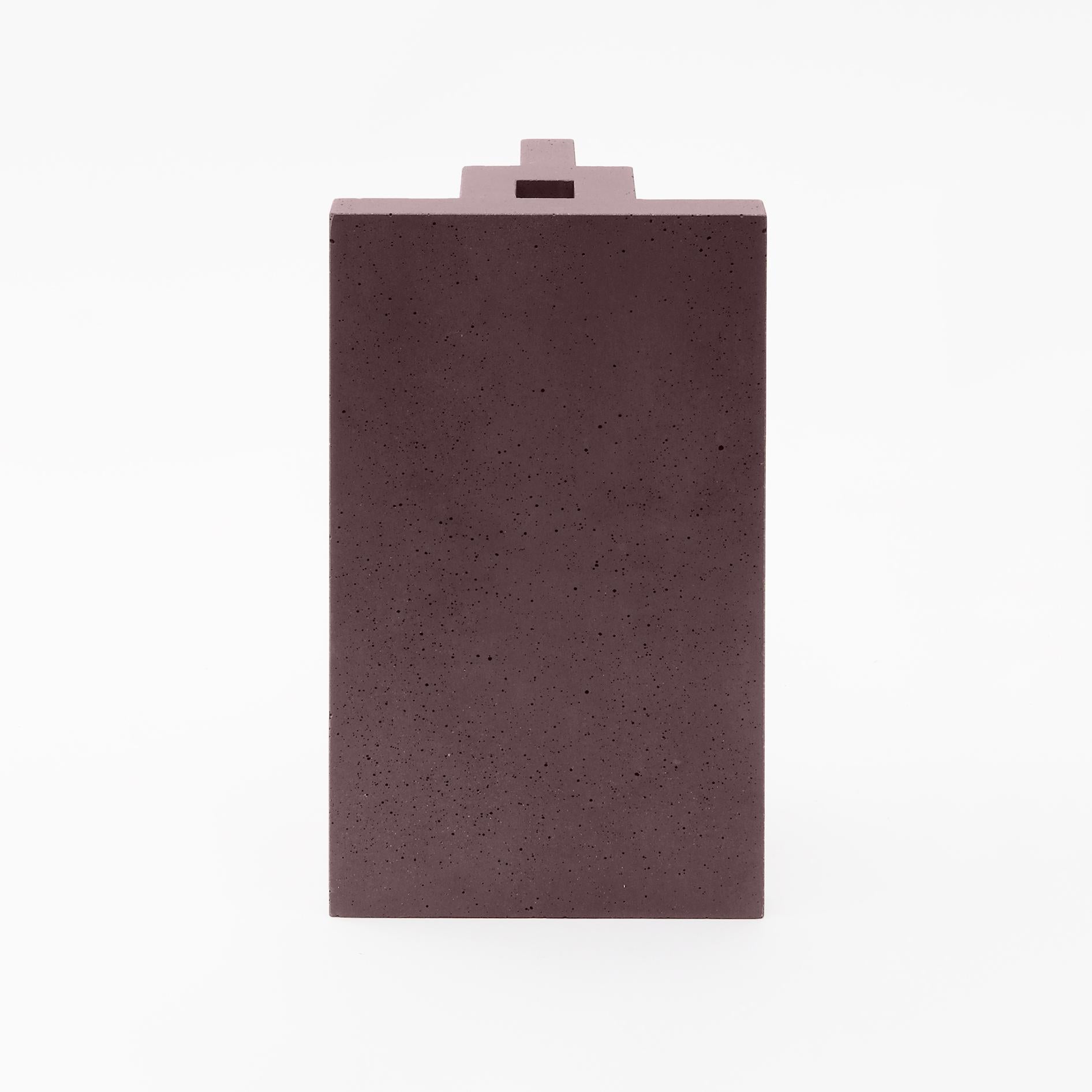 Chandigarh I – Marsala Brown – Designvase aus Zementguss von Paolo Giordano (Moderne) im Angebot