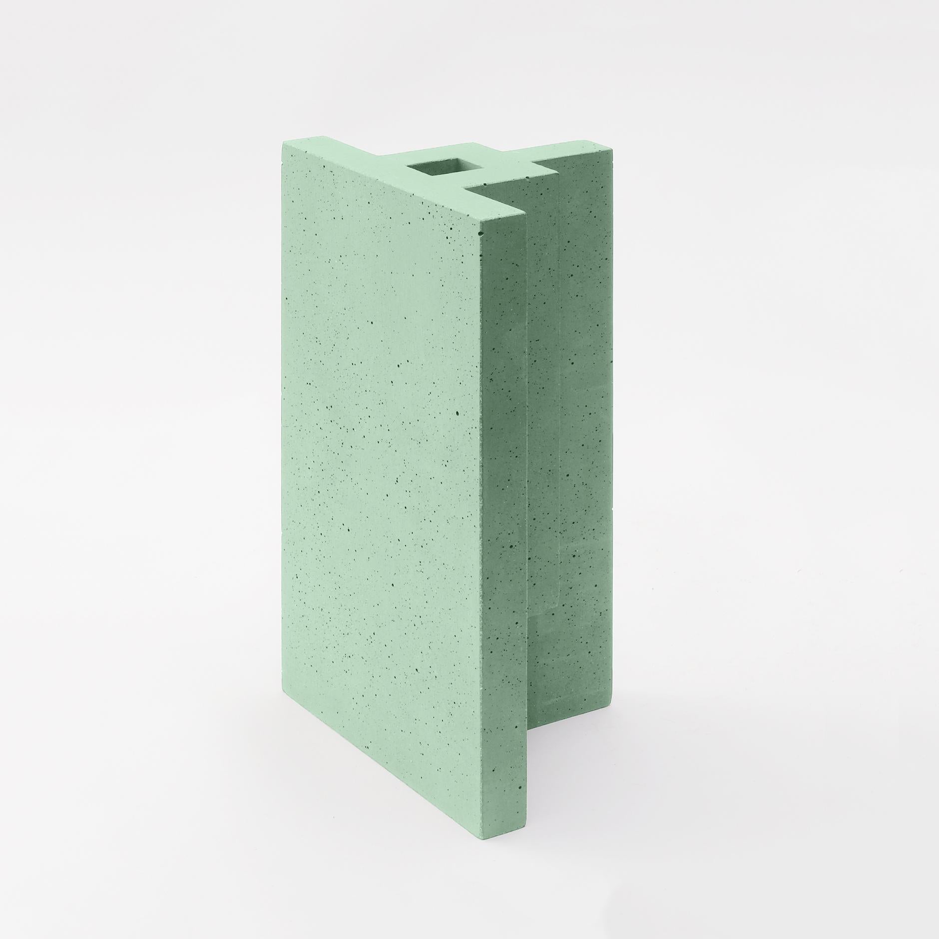 Chandigarh I - Vase design vert menthe moulé en ciment de Paolo Giordano
Chandigarh I - Vert Menthe

Chandigarh est une collection de vases inspirés de la ville homonyme conçue par Le Corbusier, qui l'a imaginée et créée à partir de rien en Inde.