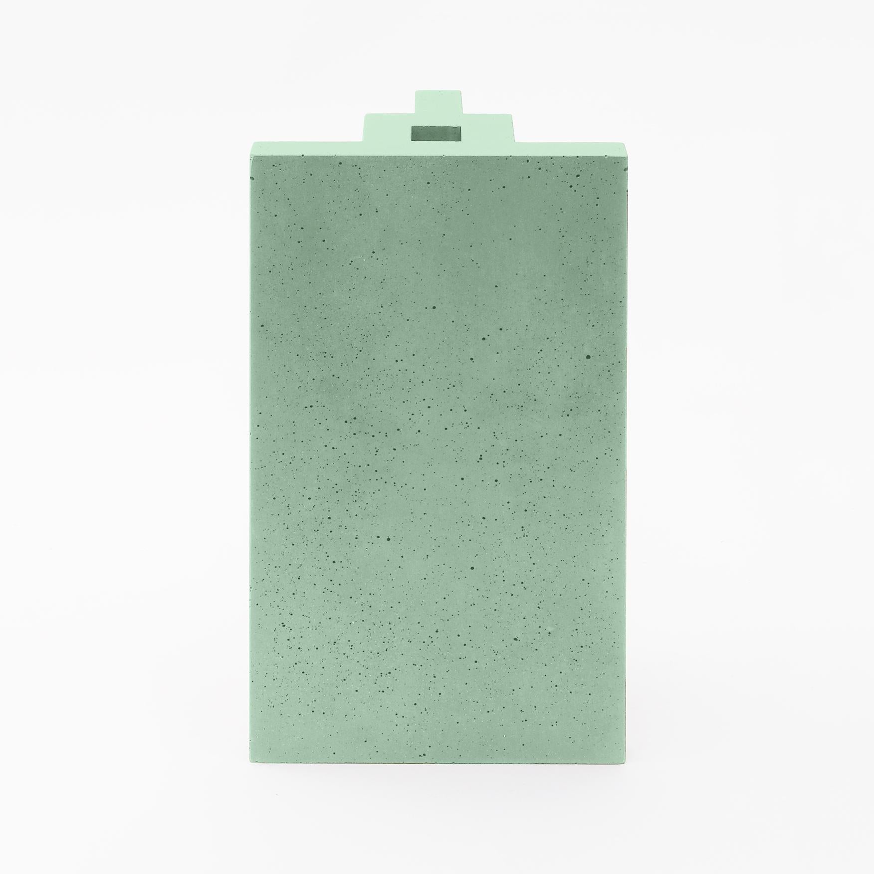 Moderne Chandigarh I - Vase design vert menthe moulé en ciment de Paolo Giordano en vente