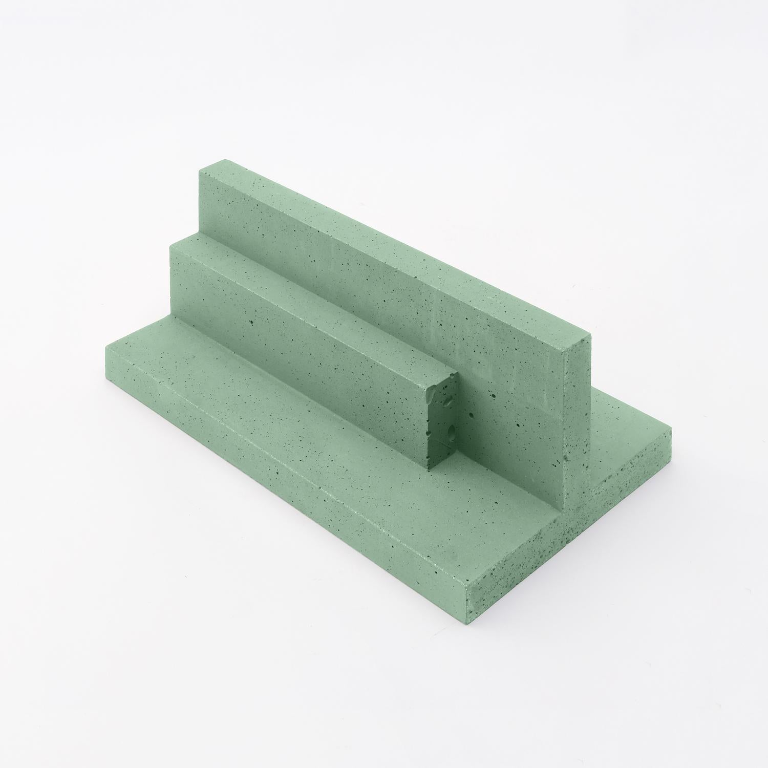 Chandigarh I - Vase design vert menthe moulé en ciment de Paolo Giordano Neuf - En vente à MILANO, ML