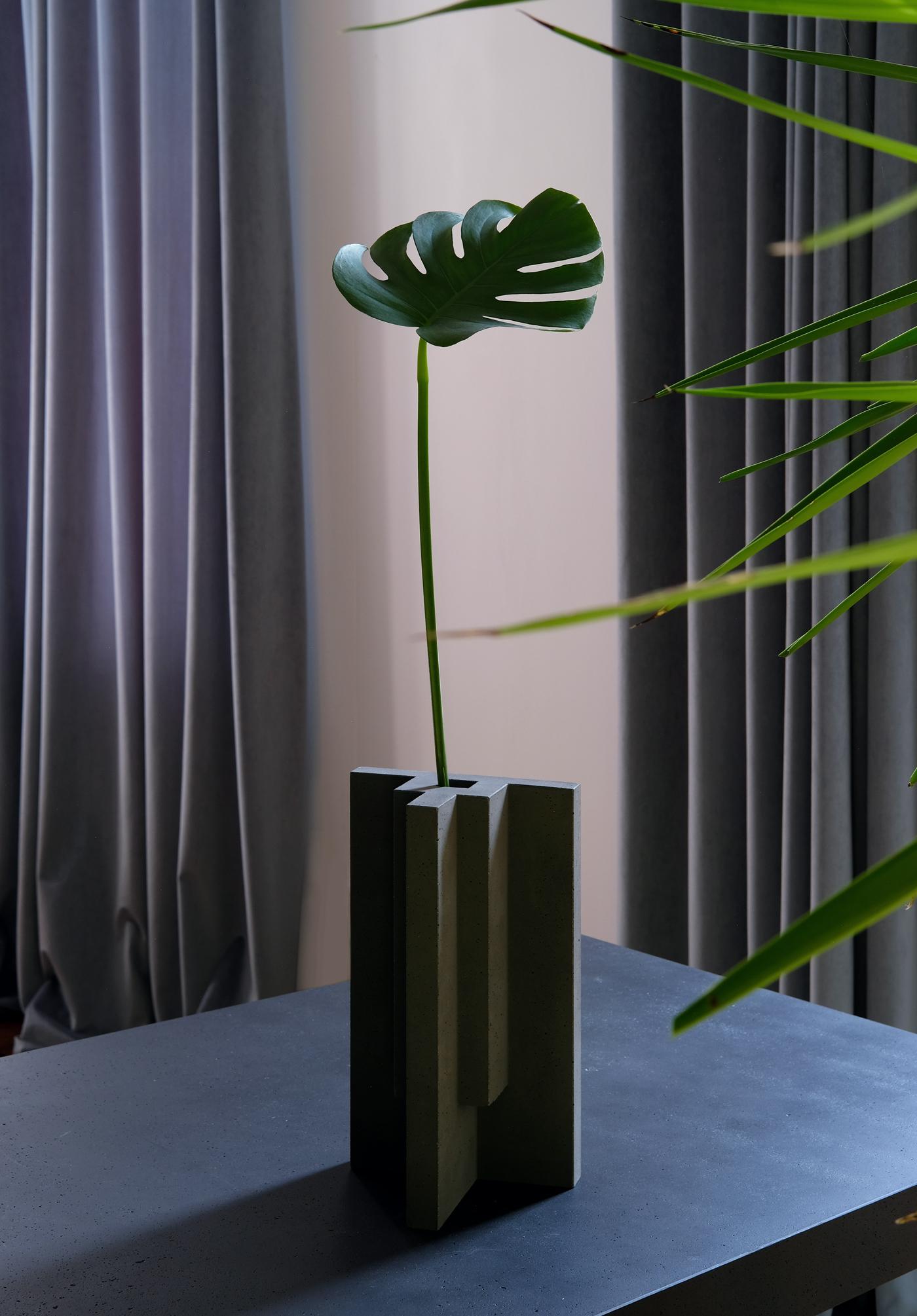 Chandigarh I – Naturbeton –  Design-Vase, Paolo Giordano, Zementguss (21. Jahrhundert und zeitgenössisch) im Angebot