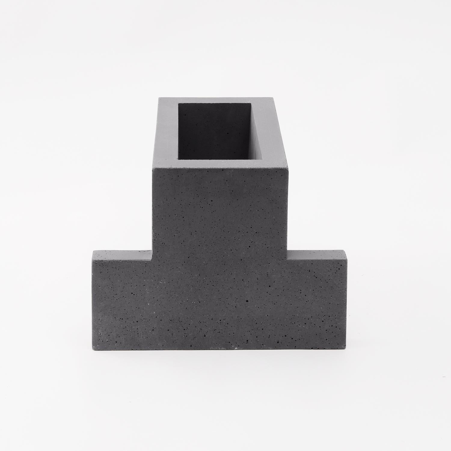 Modern Chandigarh III - Dark Grey - Design Vase Paolo Giordano Cement Cast For Sale