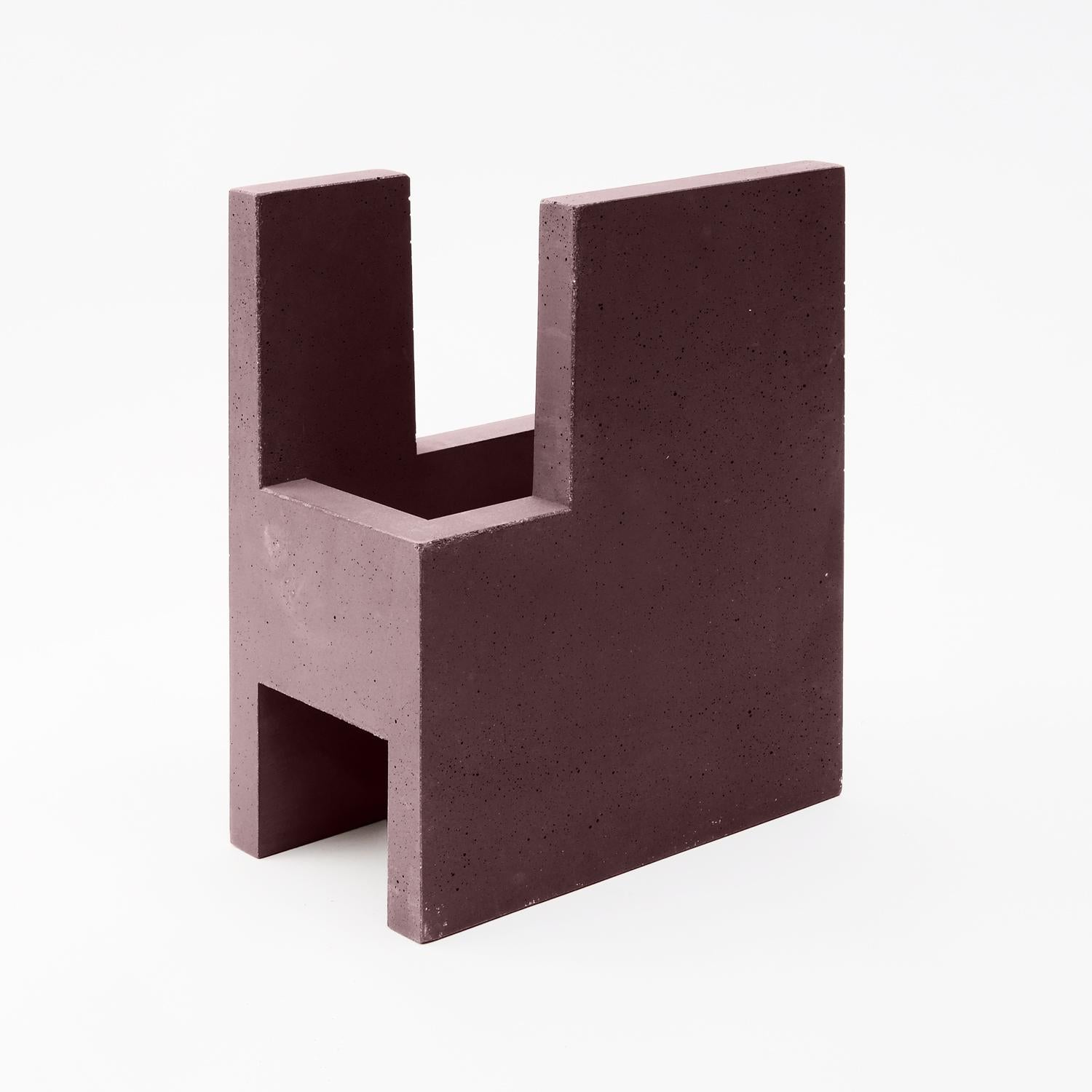 Chandigarh IV – Marsala Braun – Designvase aus Zementguss von Paolo Giordano (Moderne) im Angebot
