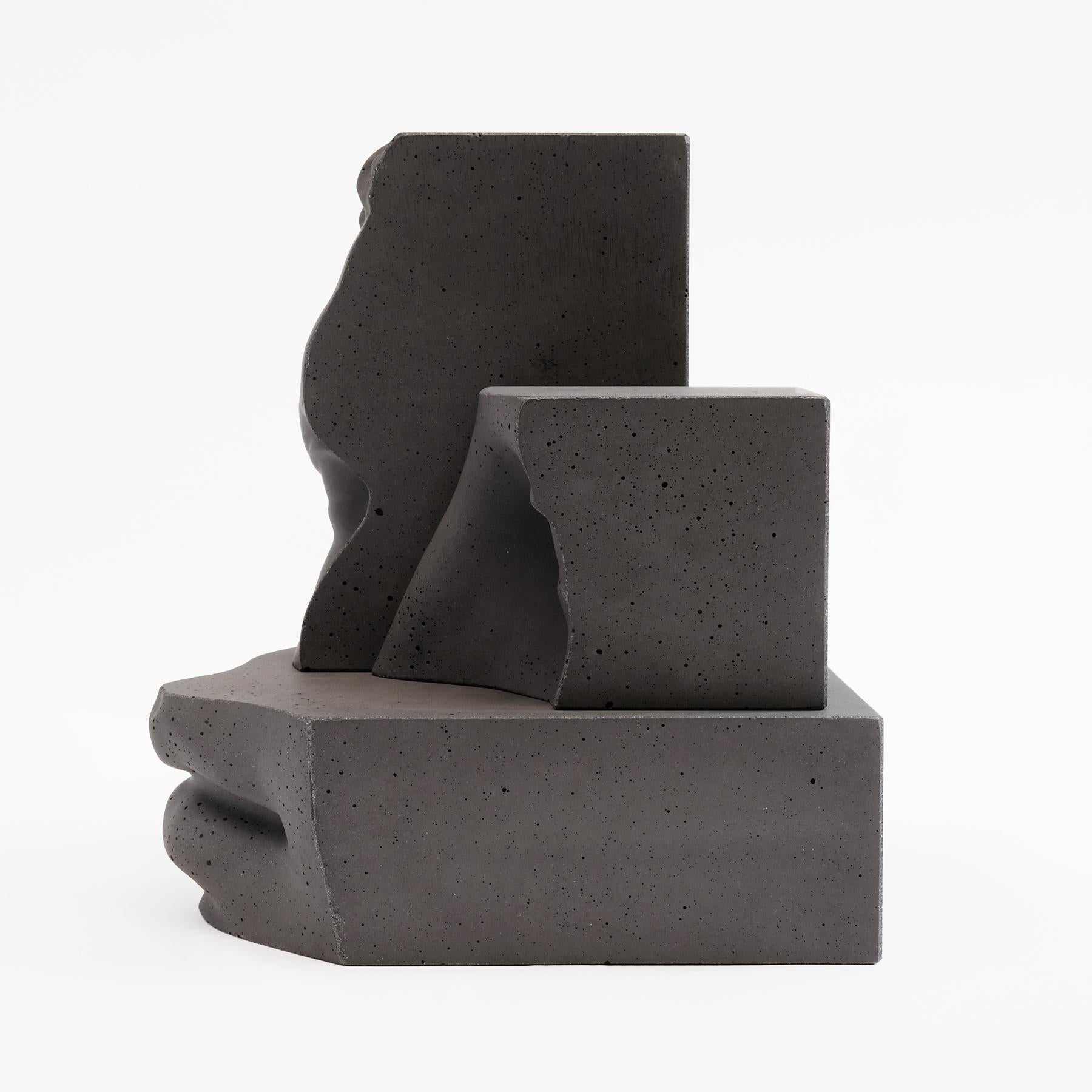 Hermes - Dunkelgrau - Design-Skulptur Paolo Giordano, Beton-Zementguss (Italienisch) im Angebot