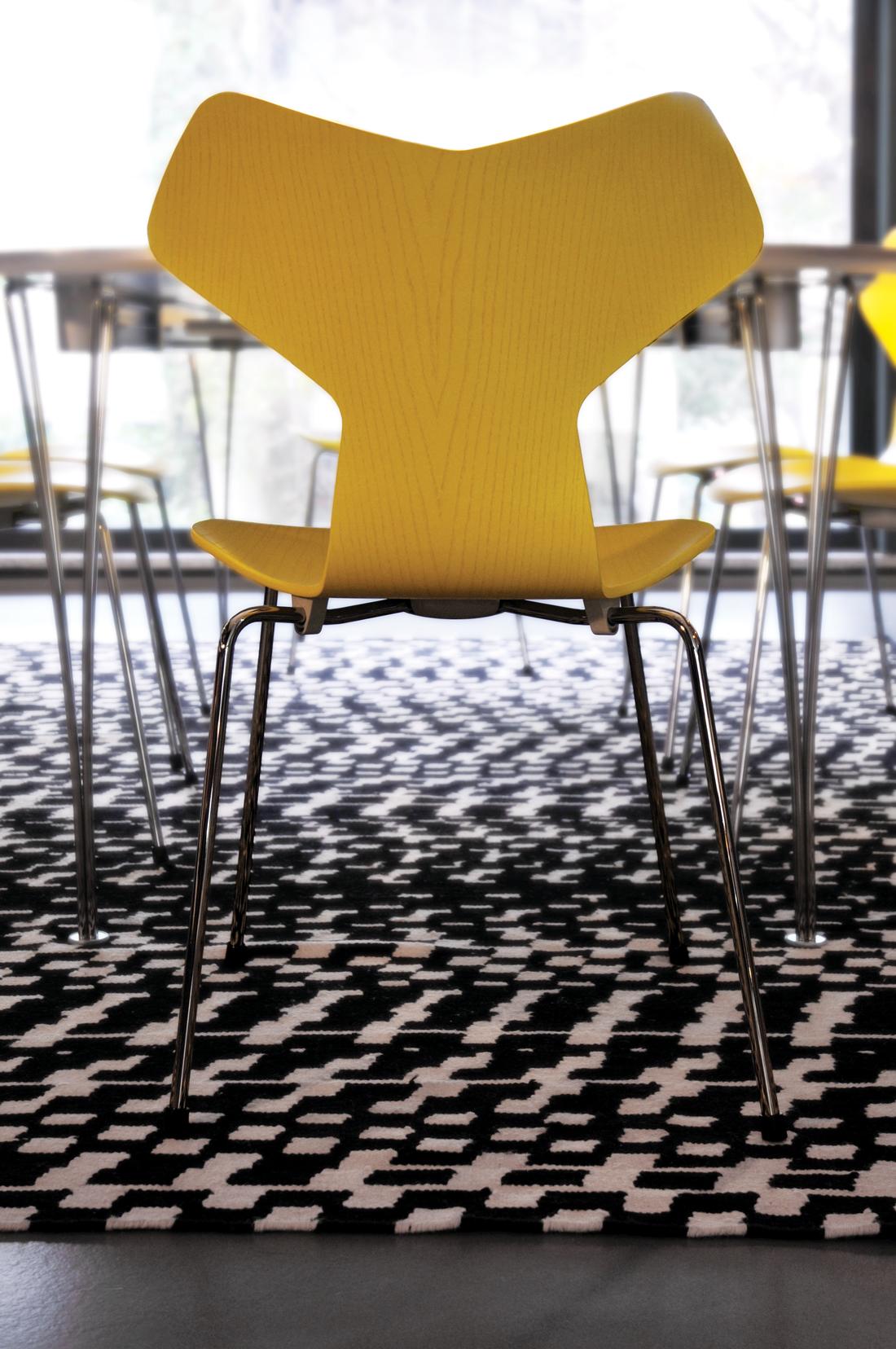 Fuoritempo - Black White

Woollen weave with geometrical motifs in a sophisticated colour combinations. The lightness of a traditional Kilim coupled with the strength of a contemporary design The«tempi rugs» are based on musical rhythms.
Suitable in