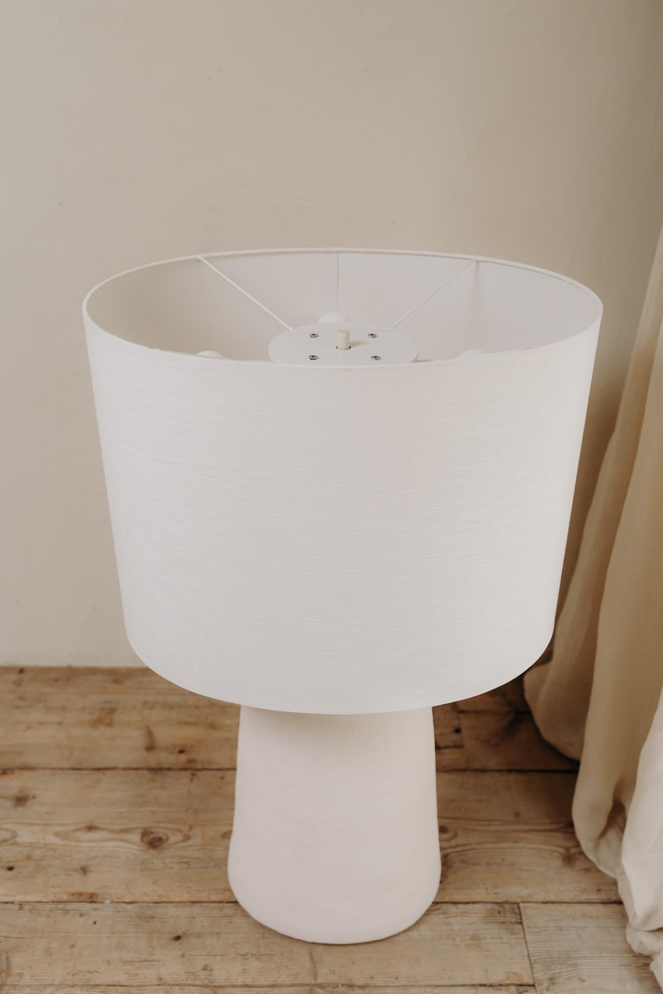 zeitgenössische Boden- oder Tischleuchte aus Pappmaché ... im Angebot 8