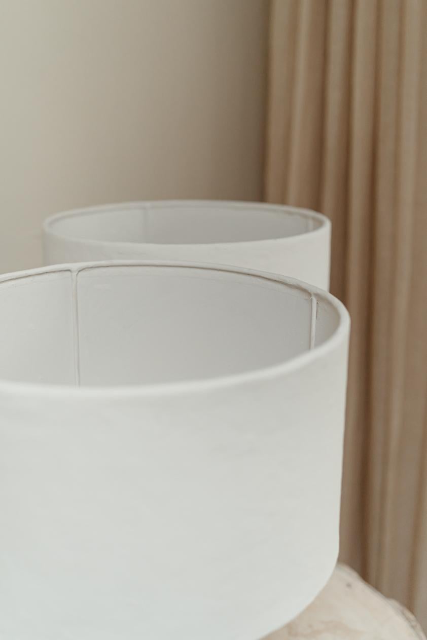 Lampe contemporaine en papier mâché, abat-jour de forme ronde  en vente 6