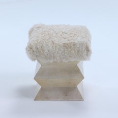 Uno sgabello rivestito in pergamena con un'imbottitura in pelo di capra