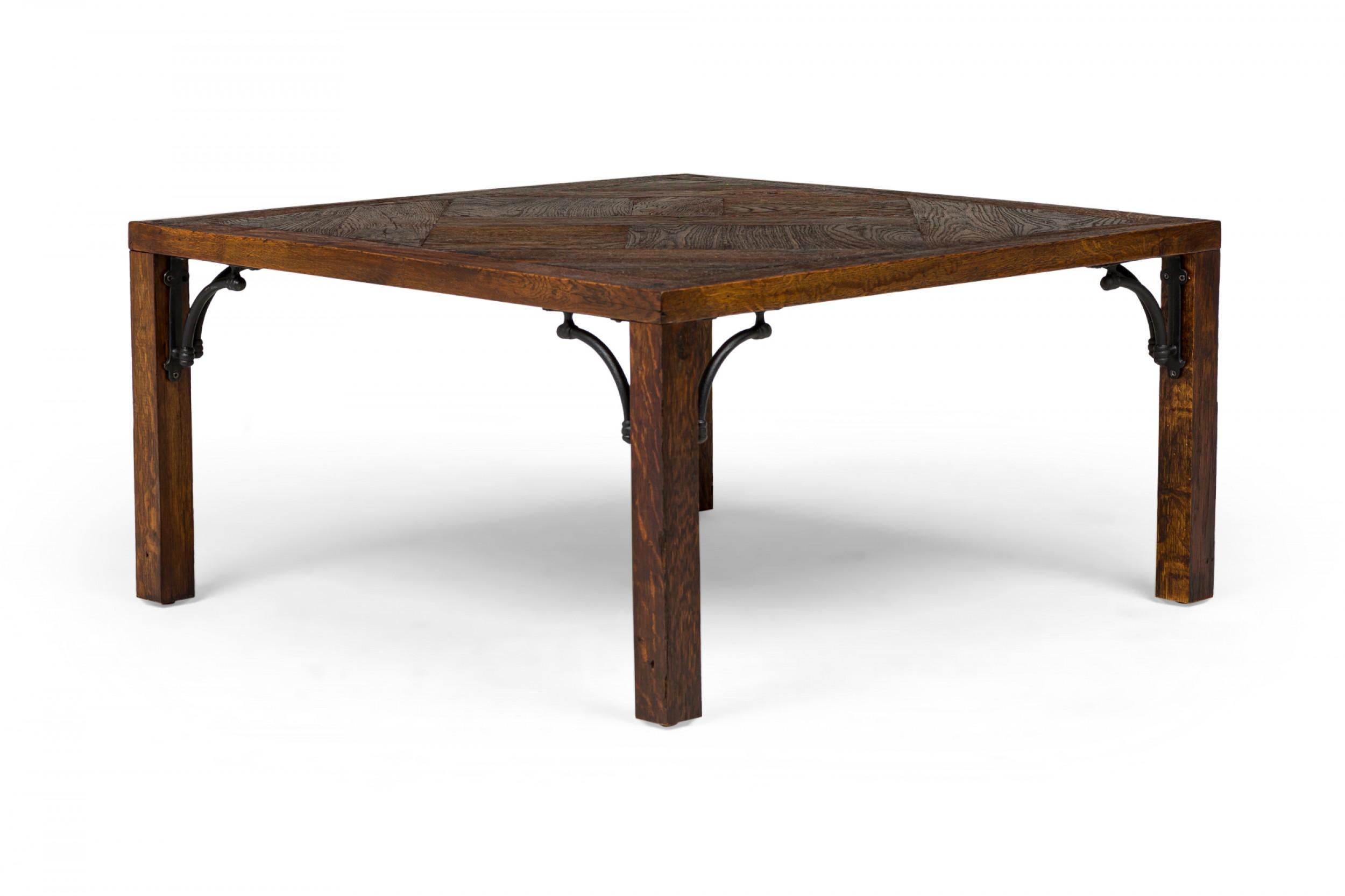 Zeitgenössisch gestalteter quadratischer Couchtisch aus Holz mit eingelegter Parkettplatte aus dem 18. Jahrhundert, der auf vier geraden Beinen steht, die durch Eckstützen mit schwarzen Metallrollen verankert sind. (Ähnlicher kleinerer Tisch: