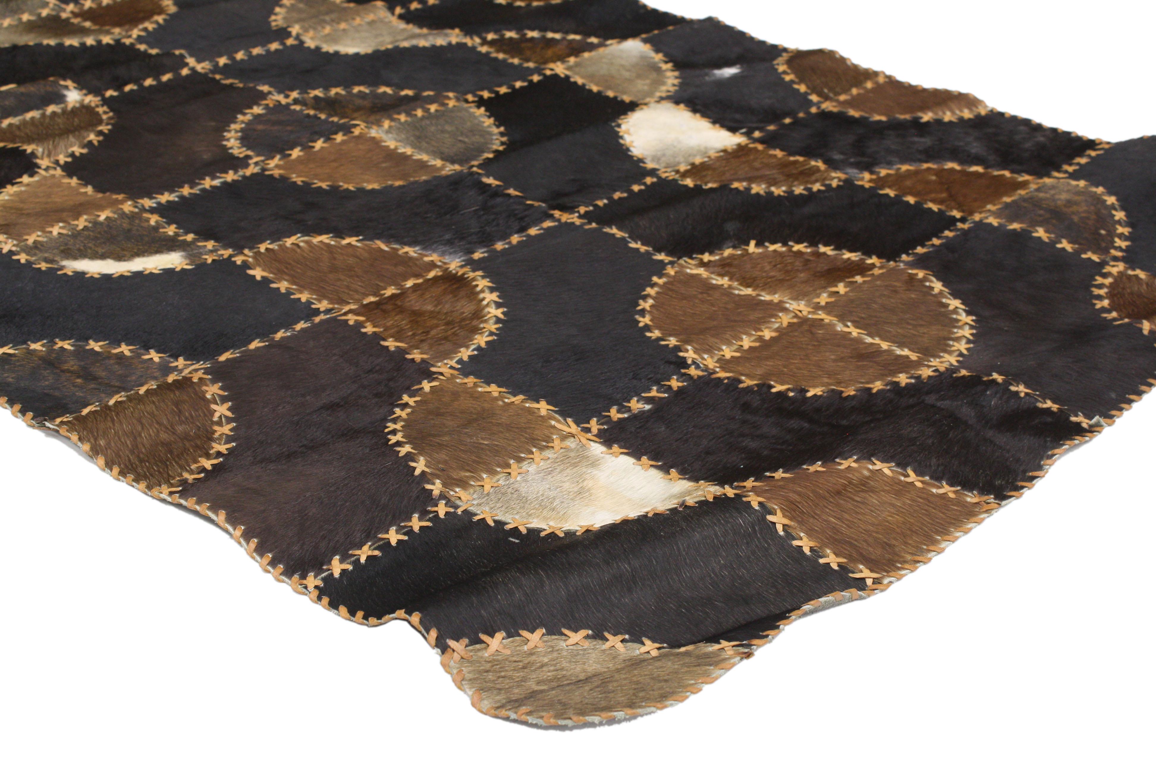 76987 Leder-Kuhfell-Teppich, 03'01 x 04'07. Rindslederteppiche sind exquisite und vielseitige Stücke, die einen Hauch von rustikaler Eleganz und natürlicher Schönheit in jeden Raum bringen. Dieser handgefertigte Rindslederteppich besteht aus