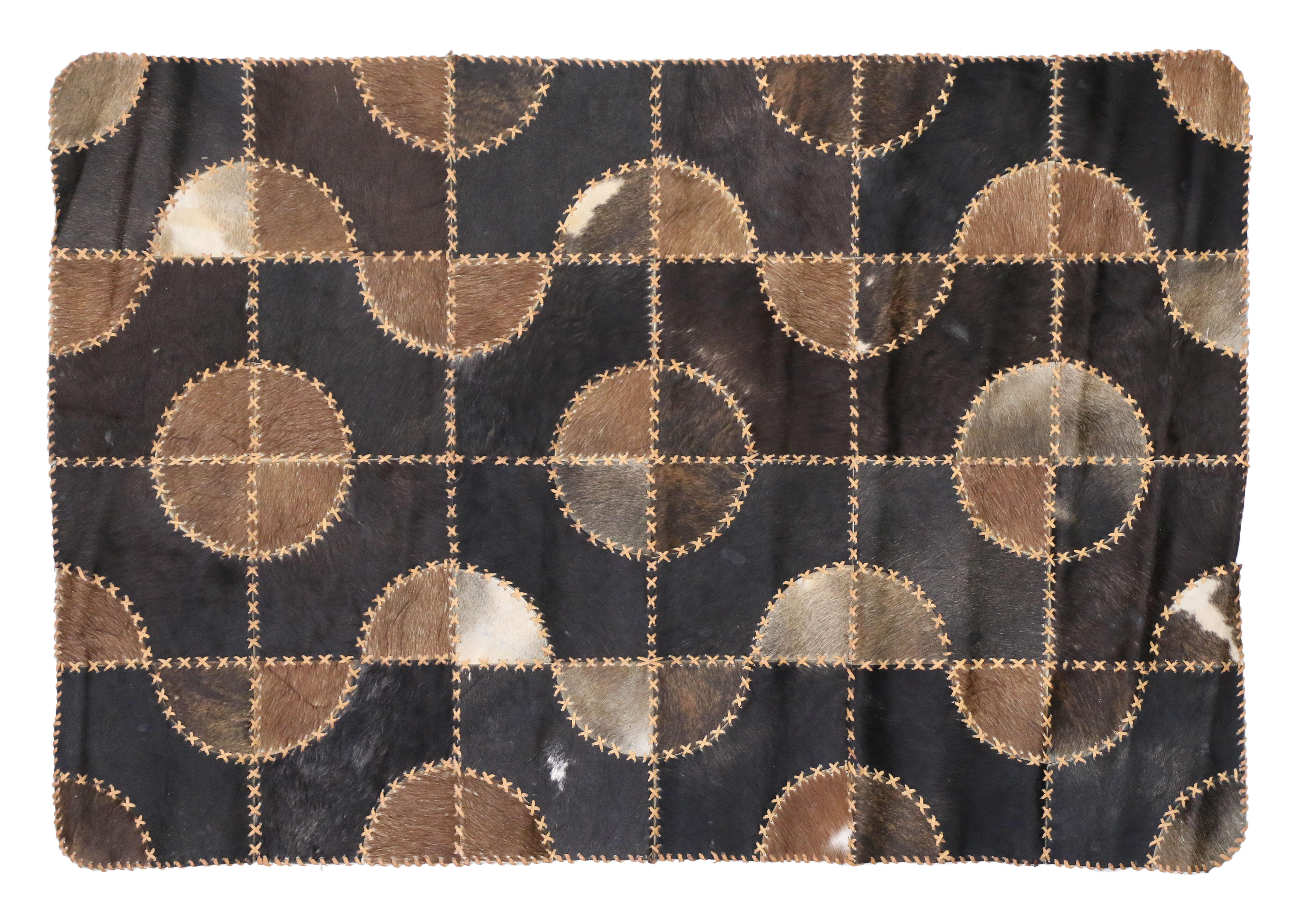 Contemporary Patchwork Kuhfellteppich im Angebot 2