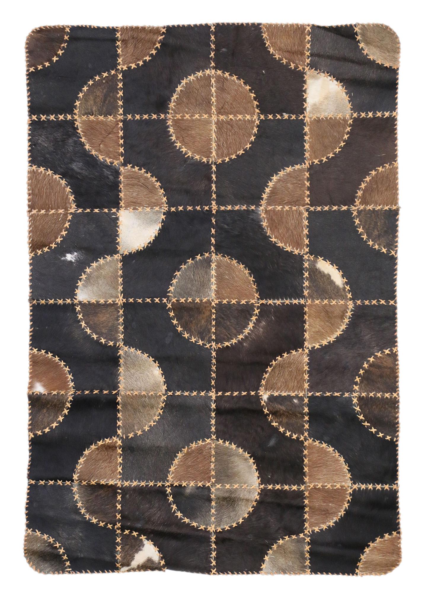 Contemporary Patchwork Kuhfellteppich (Indisch) im Angebot