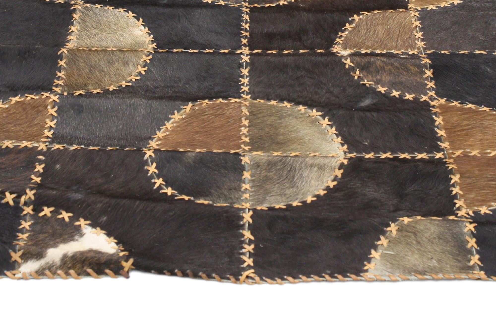 Contemporary Patchwork Kuhfellteppich (Handgefertigt) im Angebot