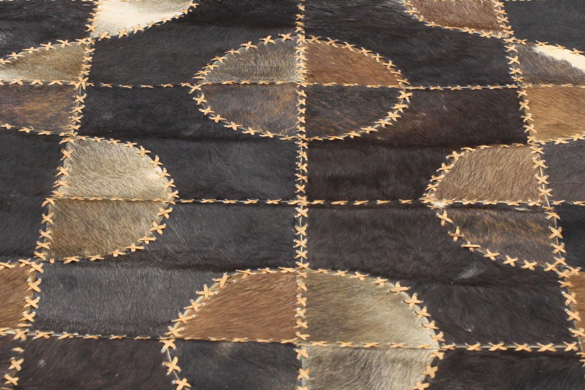 Contemporary Patchwork Kuhfellteppich im Zustand „Gut“ im Angebot in Dallas, TX