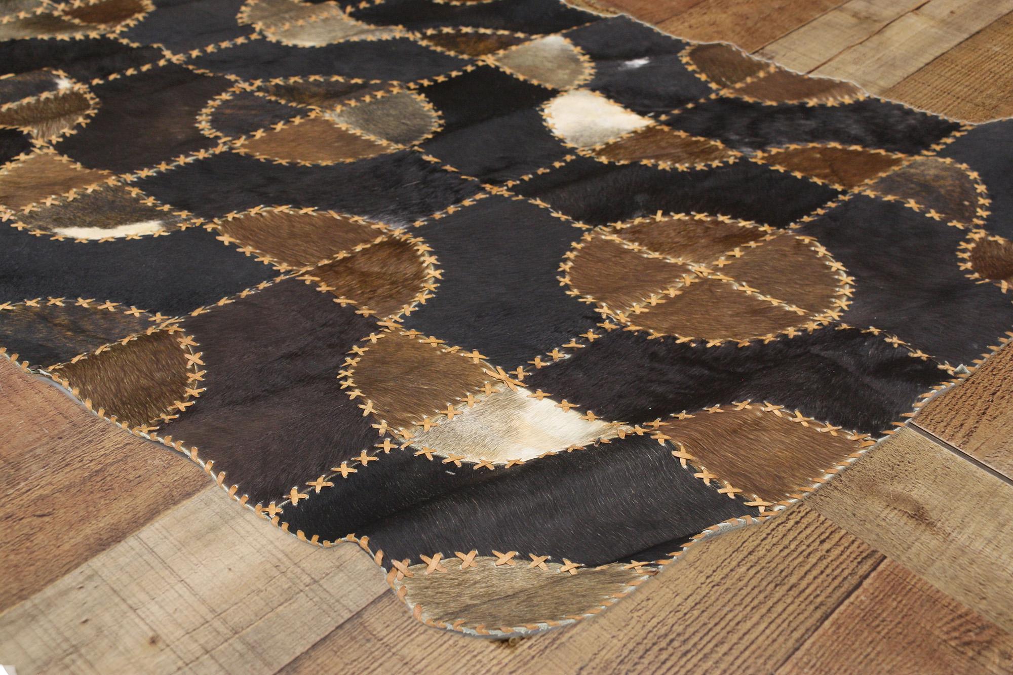 Contemporary Patchwork Kuhfellteppich (21. Jahrhundert und zeitgenössisch) im Angebot
