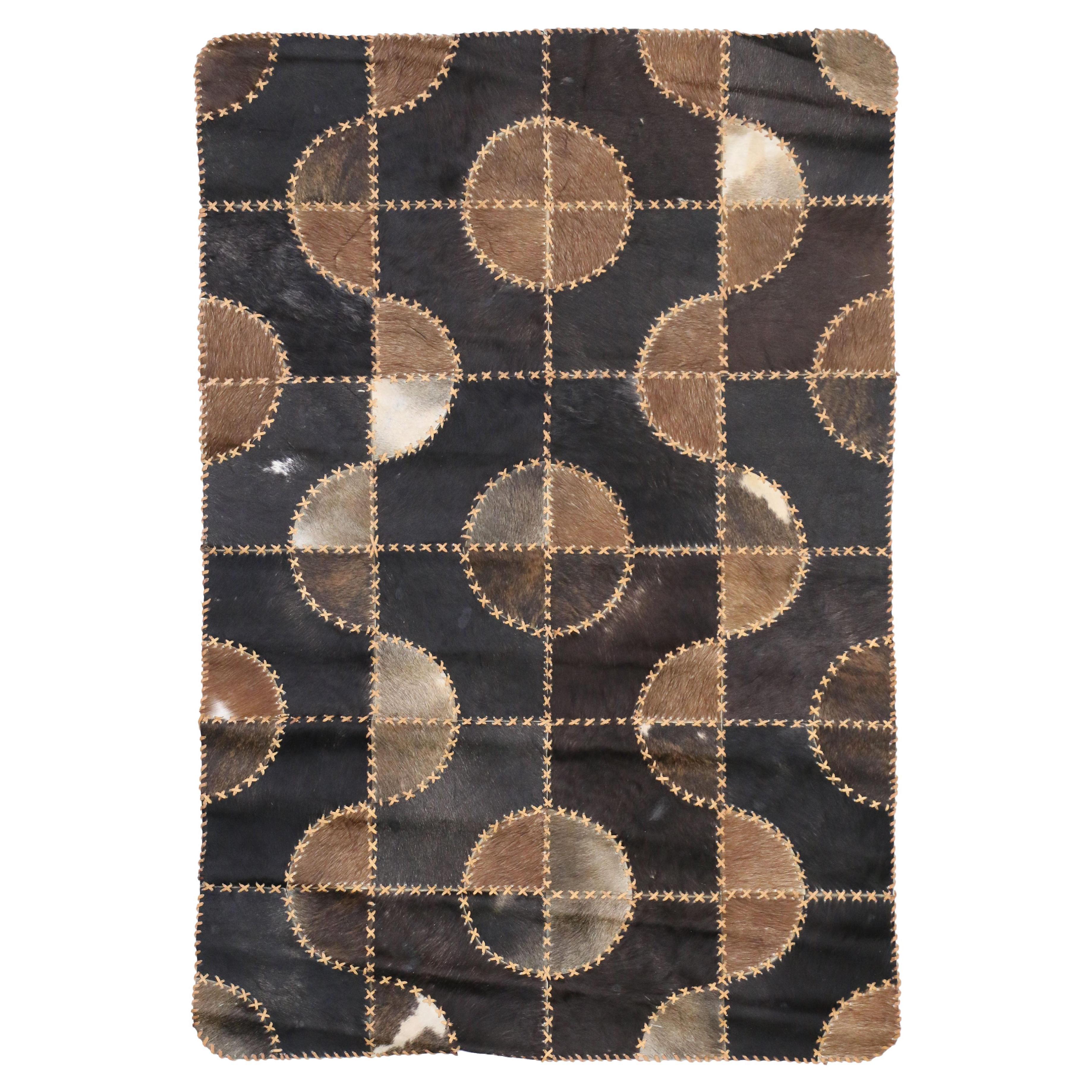 Contemporary Patchwork Kuhfellteppich
