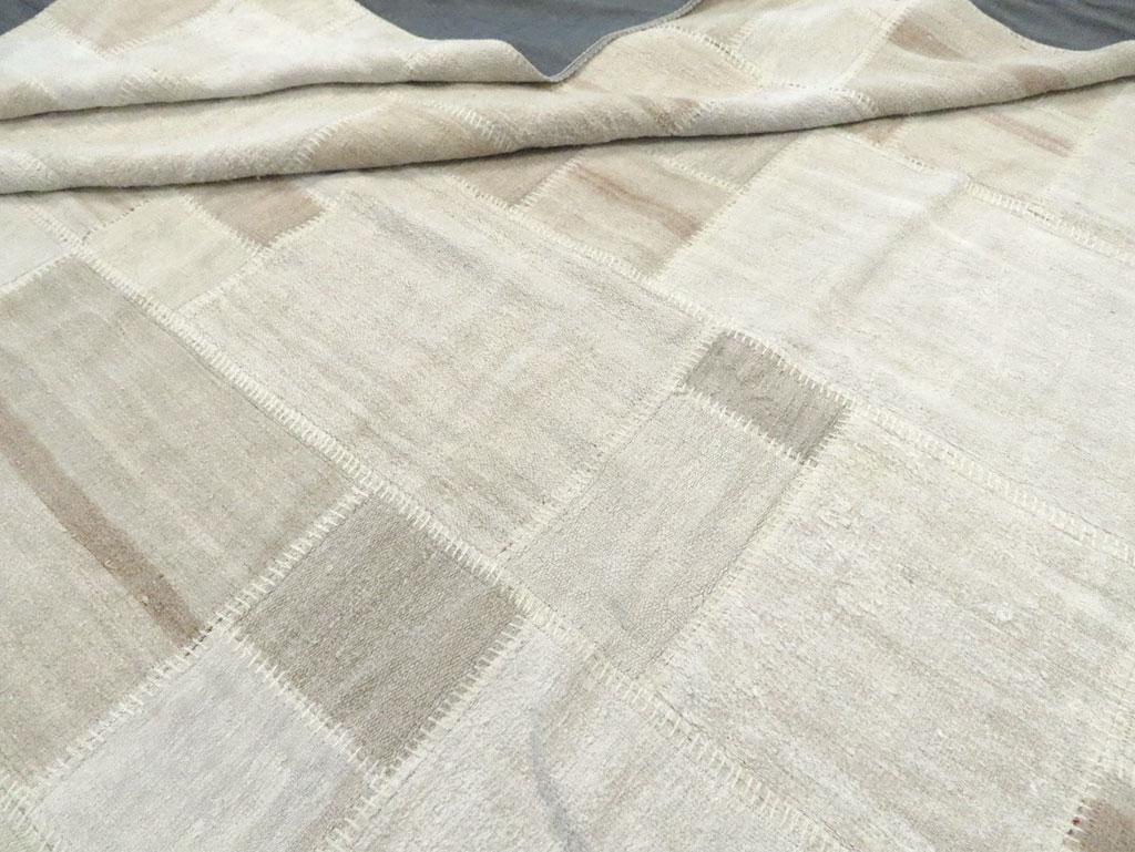 Zeitgenössischer türkischer Flachgewebe-Kelim-Teppich im Patchwork-Stil, großformatig im Angebot 2