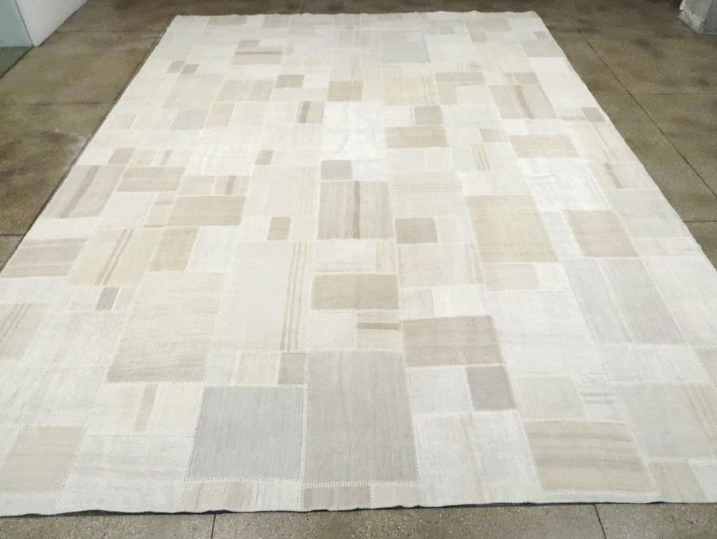 Zeitgenössischer türkischer Flachgewebe-Kelim-Teppich im Patchwork-Stil, großformatig (Türkisch) im Angebot