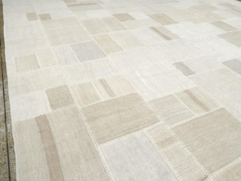 Zeitgenössischer türkischer Flachgewebe-Kelim-Teppich im Patchwork-Stil, großformatig (Handgewebt) im Angebot