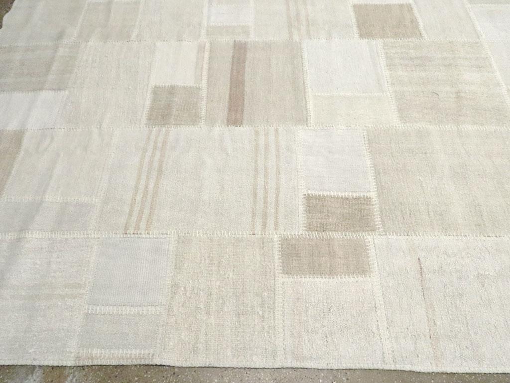 Zeitgenössischer türkischer Flachgewebe-Kelim-Teppich im Patchwork-Stil, großformatig (21. Jahrhundert und zeitgenössisch) im Angebot