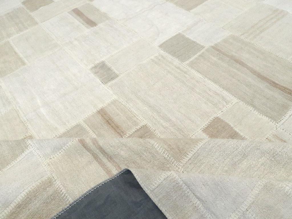 Zeitgenössischer türkischer Flachgewebe-Kelim-Teppich im Patchwork-Stil, großformatig im Angebot 1