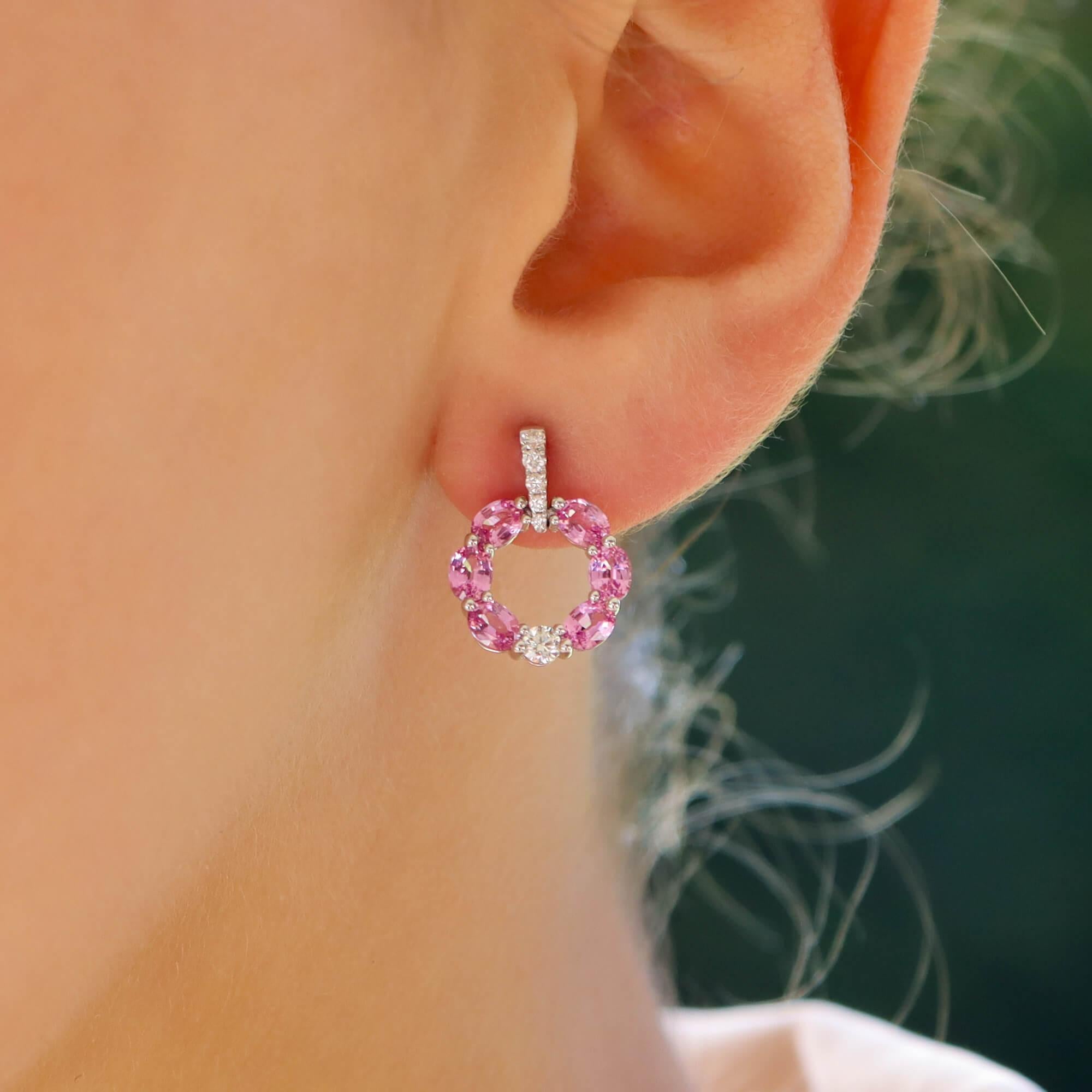 Zeitgenössische Patel Ohrringe aus 18 Karat Weißgold mit rosa Saphiren und Diamanten (Ovalschliff) im Angebot