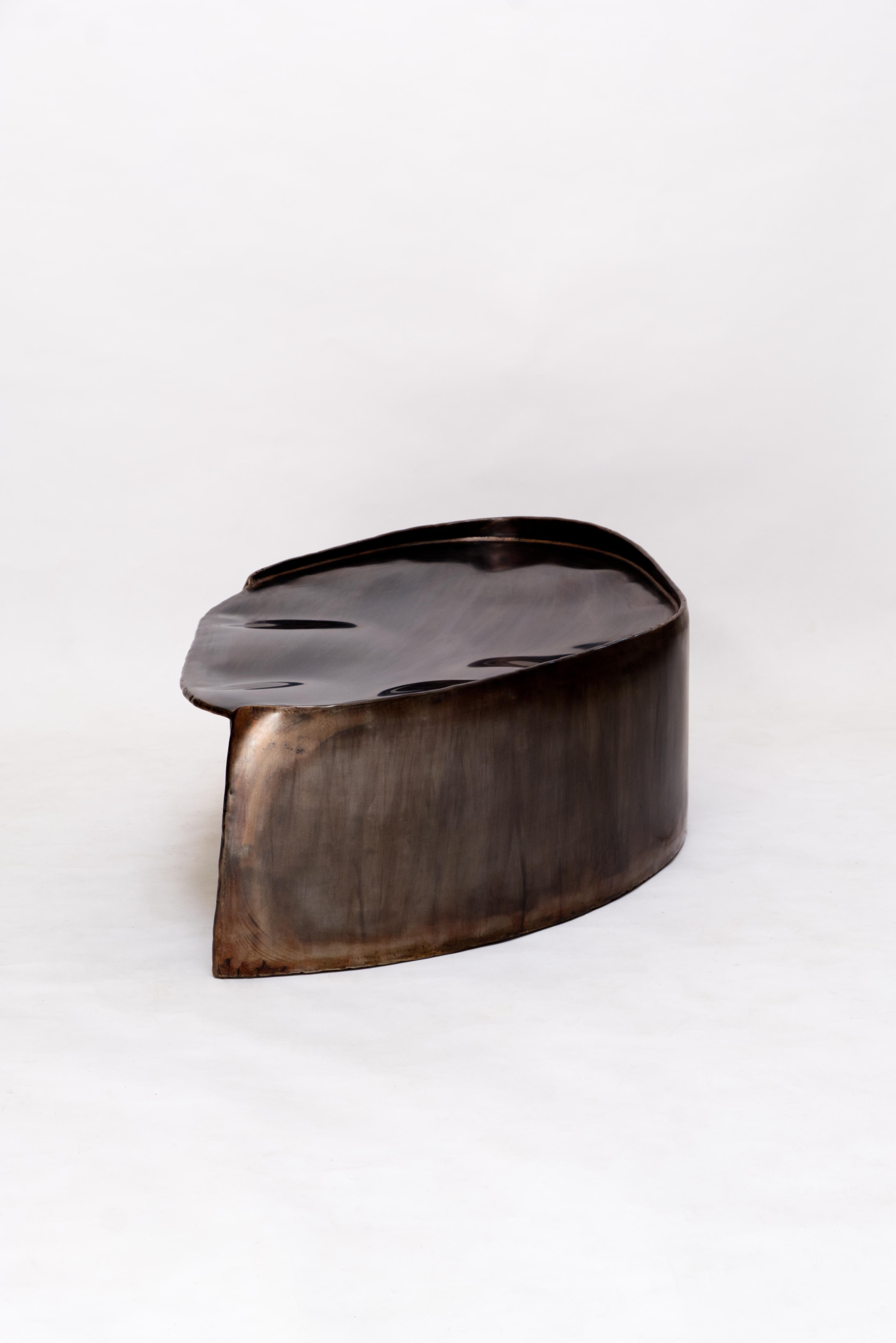 Table basse contemporaine Calle en laiton patiné avec forme organique en vente 3