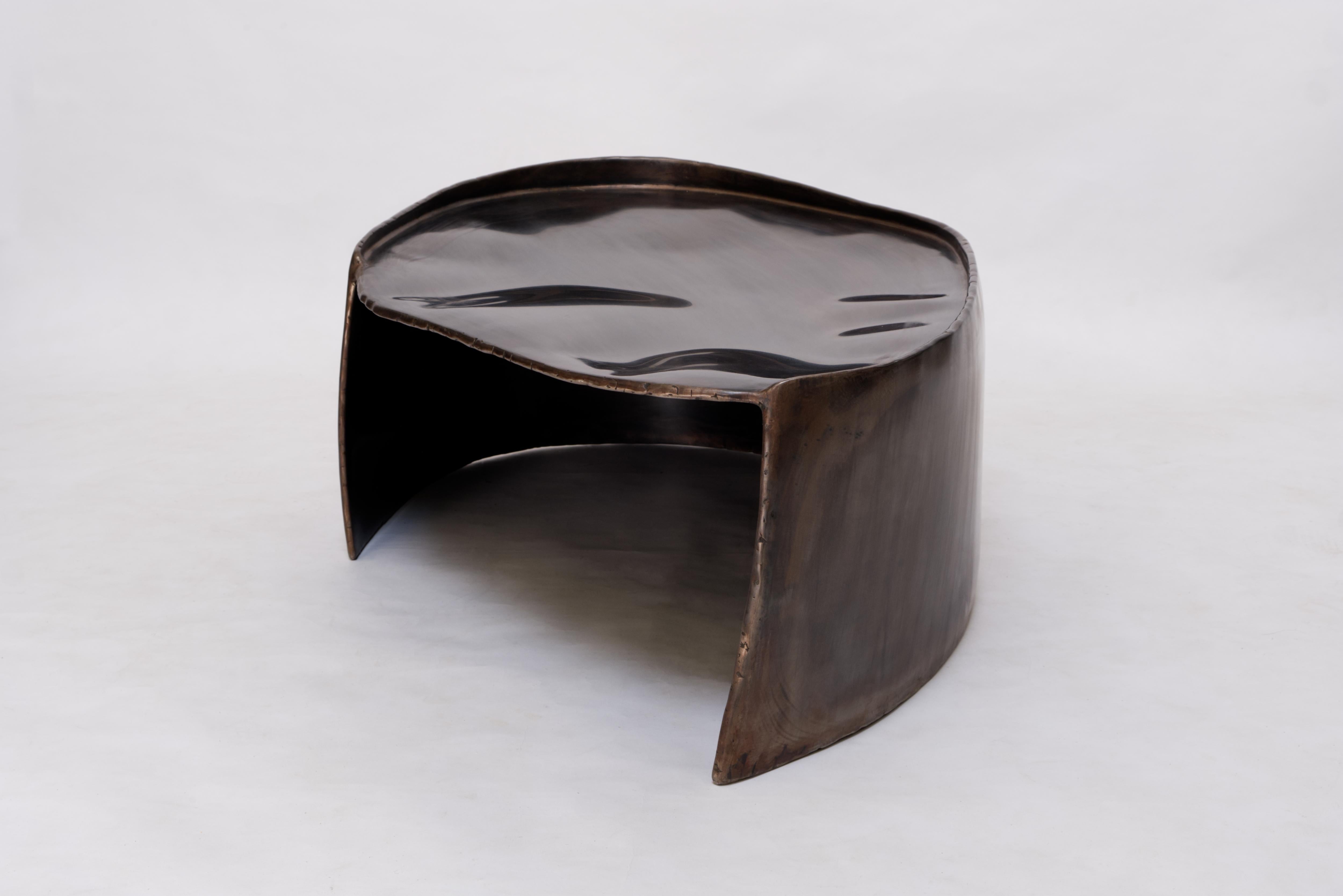 Table basse contemporaine Calle en laiton patiné avec forme organique en vente 5