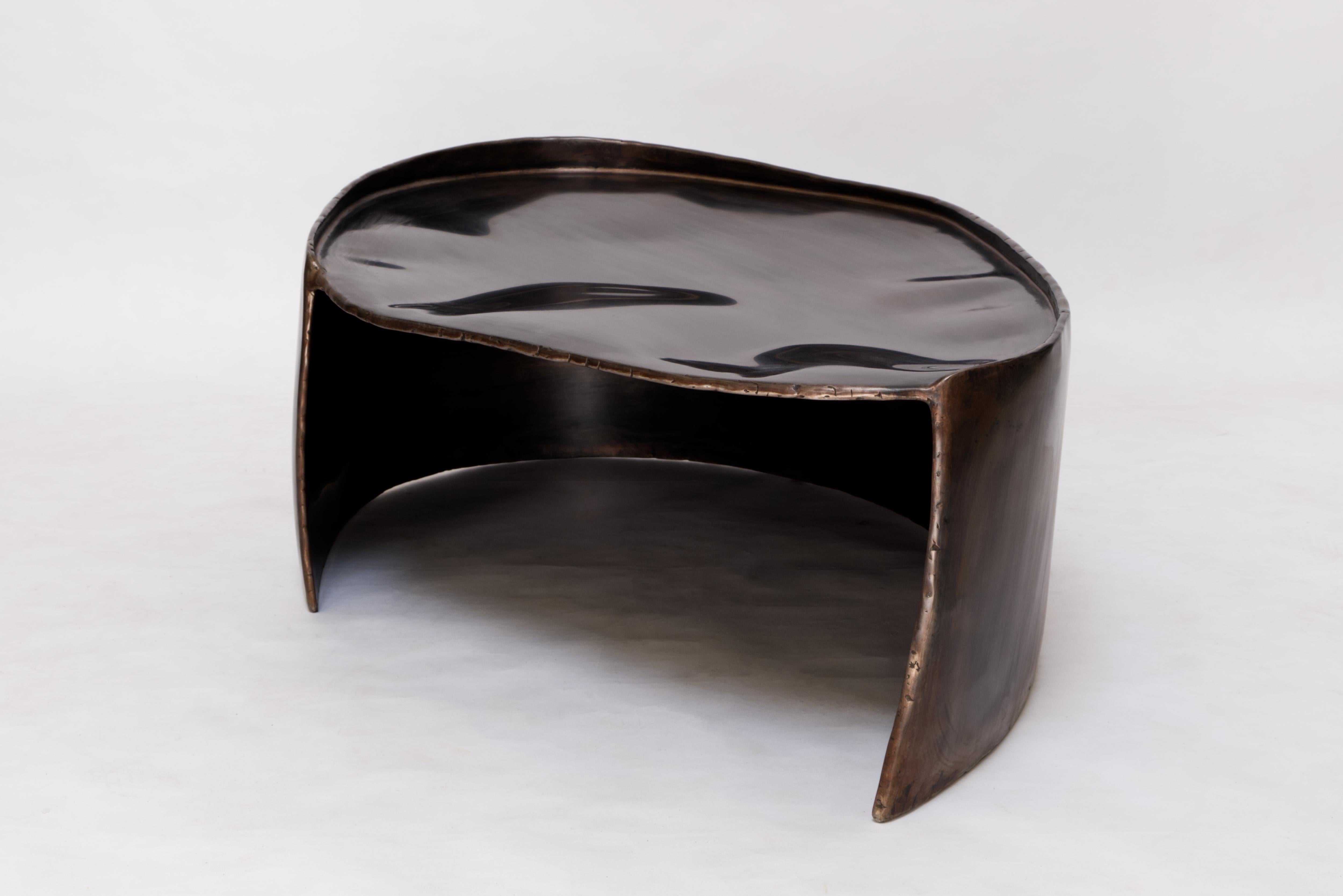 Table basse contemporaine Calle en laiton patiné avec forme organique en vente 6